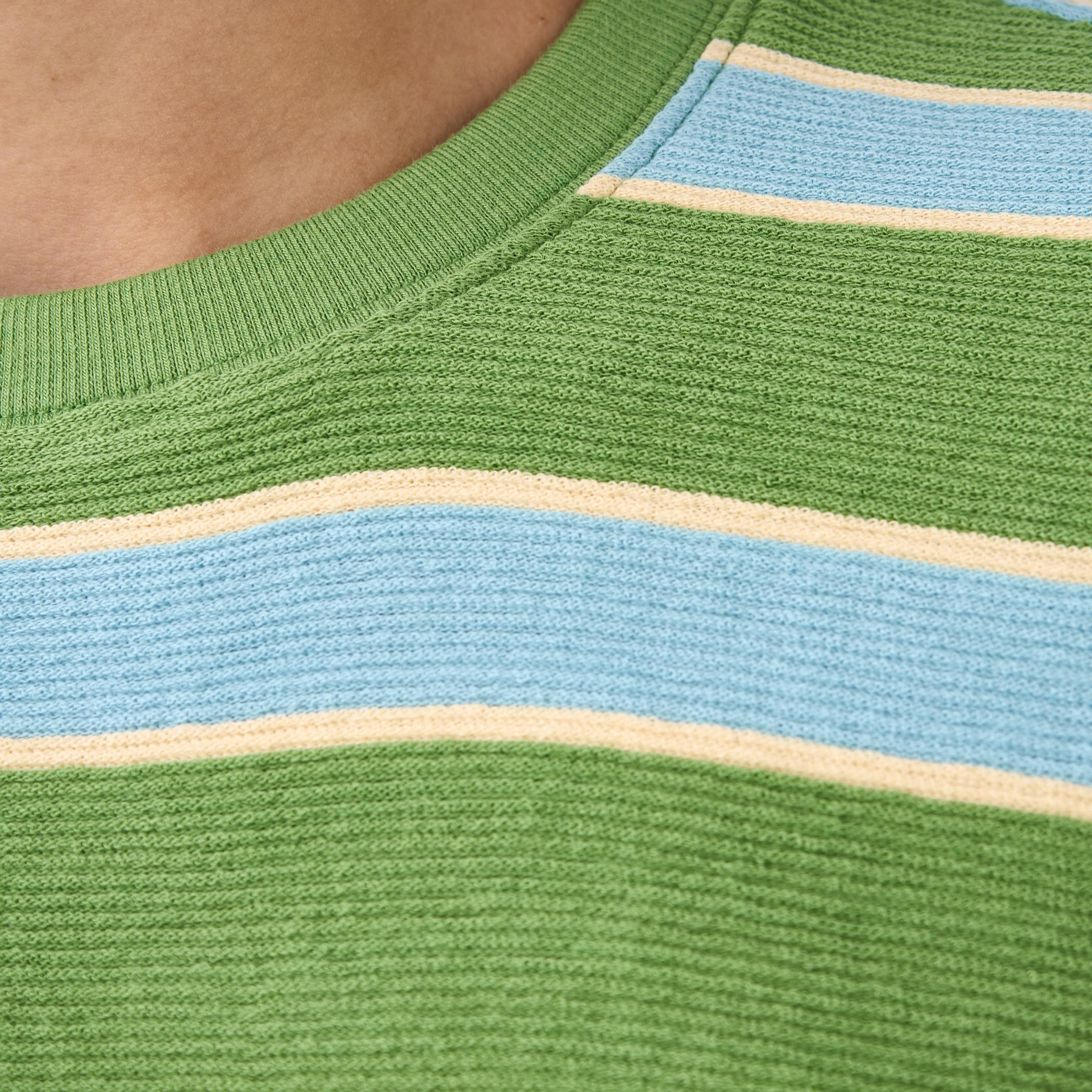 تيشيرت مخطط بياقة ضيقة-men-clothing-tshirtsandpolos-tshirts-image-1