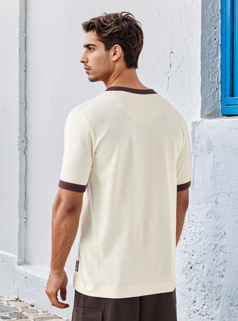 تيشيرت بياقة ضيقة وطبعات من لي كوبر-men-clothing-tshirtsandpolos-tshirts-image-3