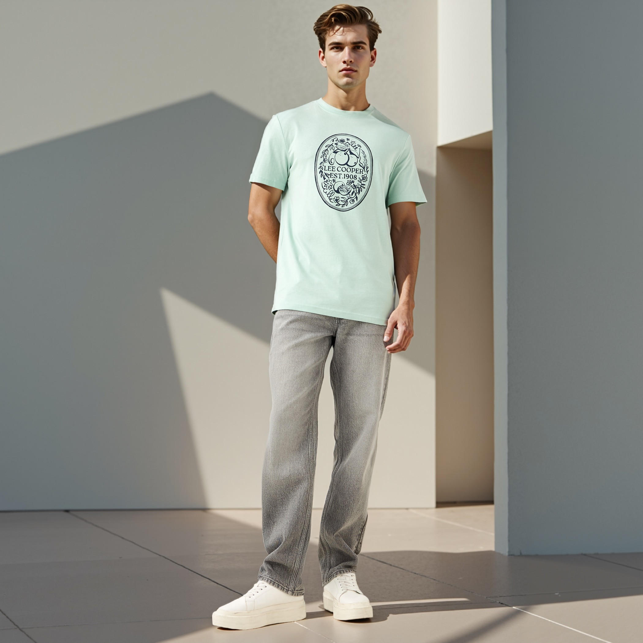 تيشيرت بطبعات تايبوجرافيك وياقة ضيقة من لي كوبر-men-clothing-tshirtsandpolos-tshirts-image-2