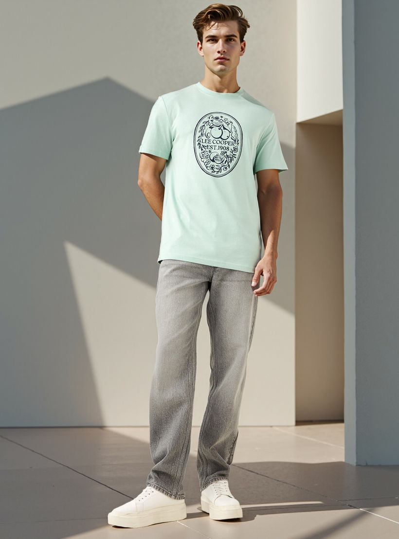 تيشيرت بطبعات تايبوجرافيك وياقة ضيقة من لي كوبر-men-clothing-tshirtsandpolos-tshirts-image-2