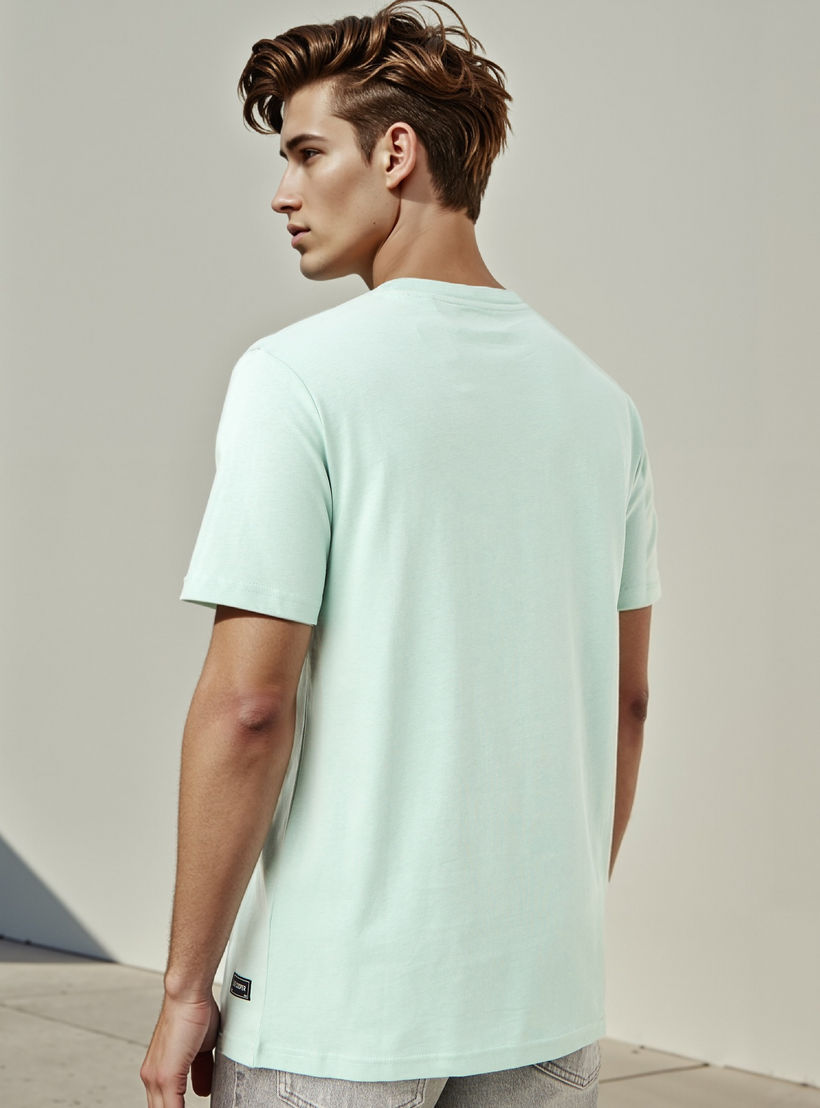 تيشيرت بطبعات تايبوجرافيك وياقة ضيقة من لي كوبر-men-clothing-tshirtsandpolos-tshirts-image-3