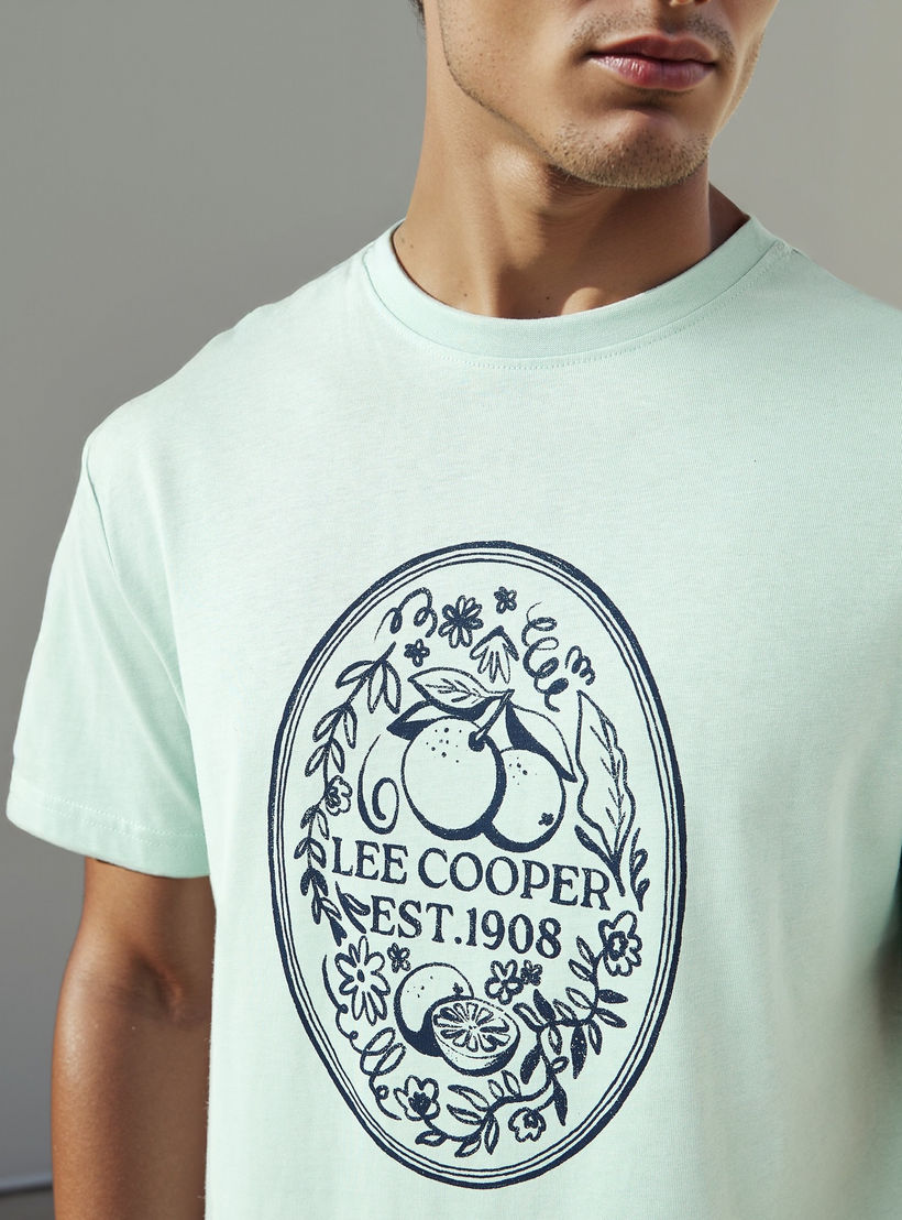 تيشيرت بطبعات تايبوجرافيك وياقة ضيقة من لي كوبر-men-clothing-tshirtsandpolos-tshirts-image-4