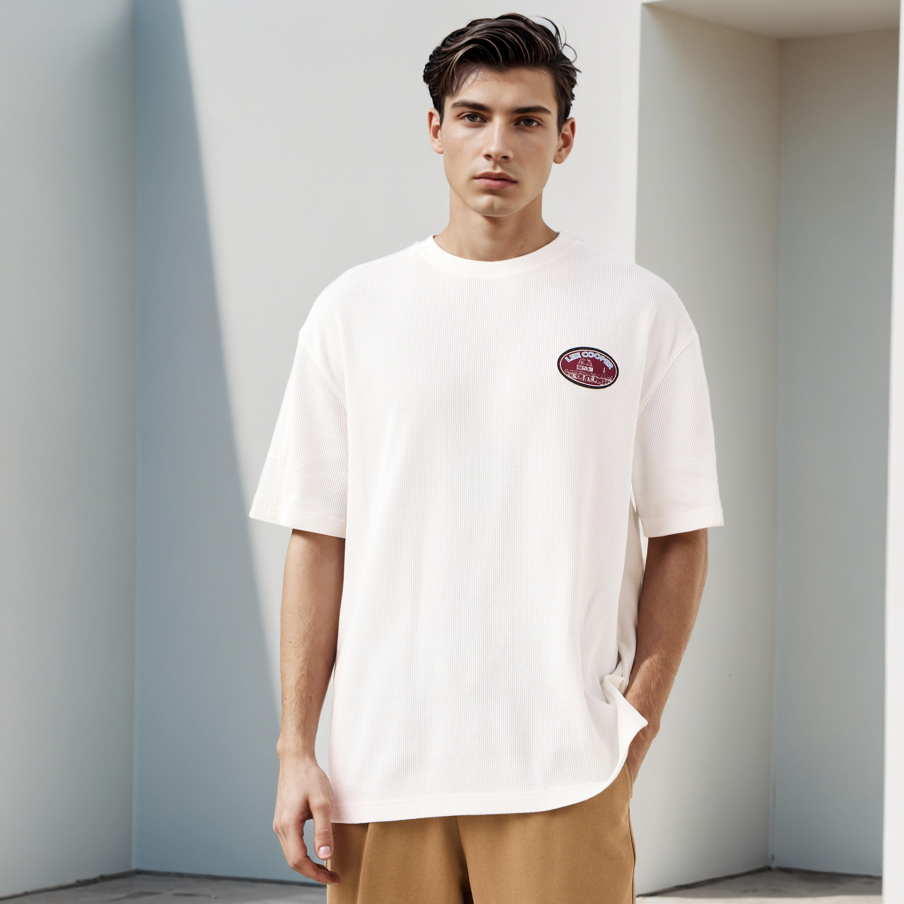 تيشيرت بطبعات وياقة ضيقة من لي كوبر-men-clothing-tshirtsandpolos-tshirts-image-5