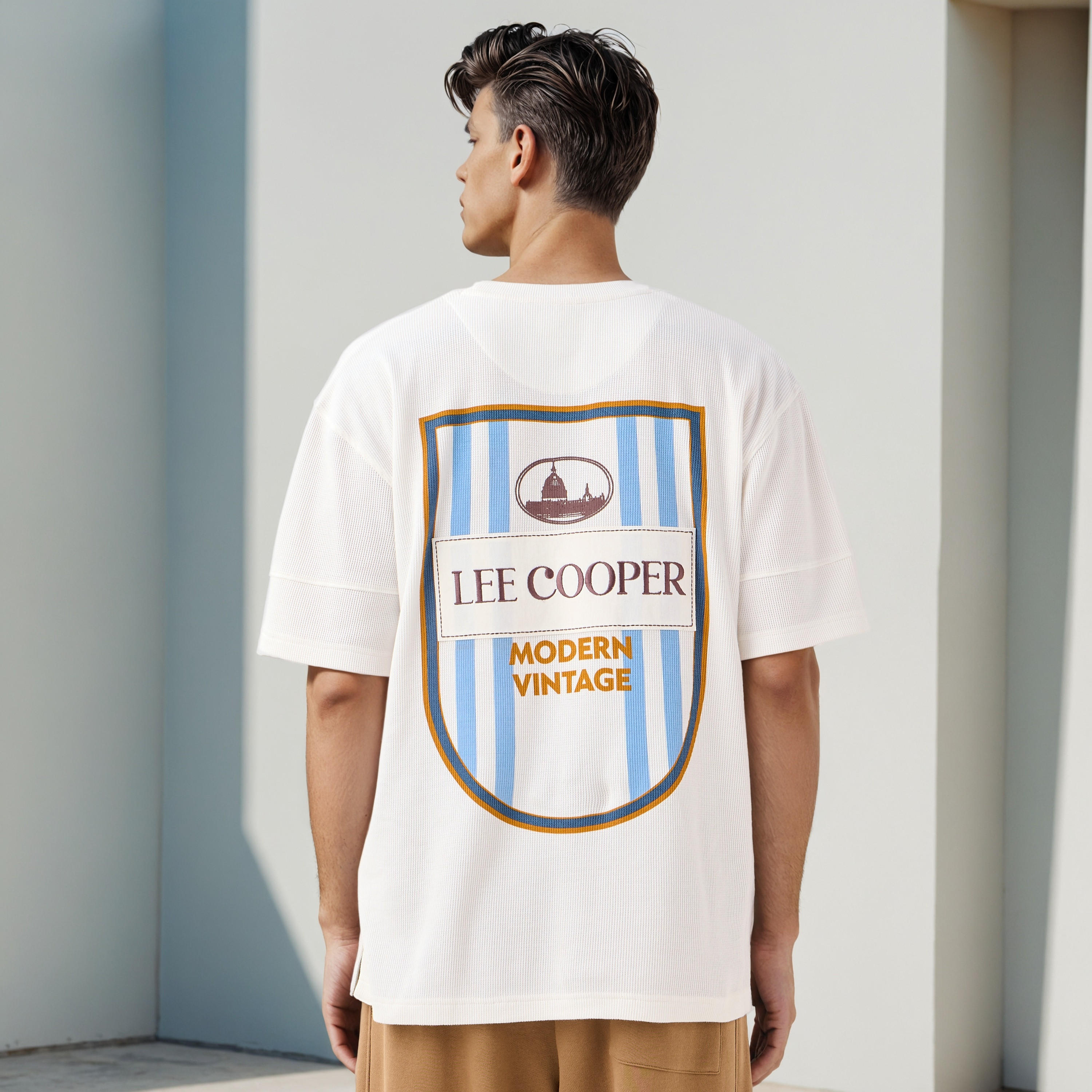 تيشيرت بطبعات وياقة ضيقة من لي كوبر-men-clothing-tshirtsandpolos-tshirts-image-3
