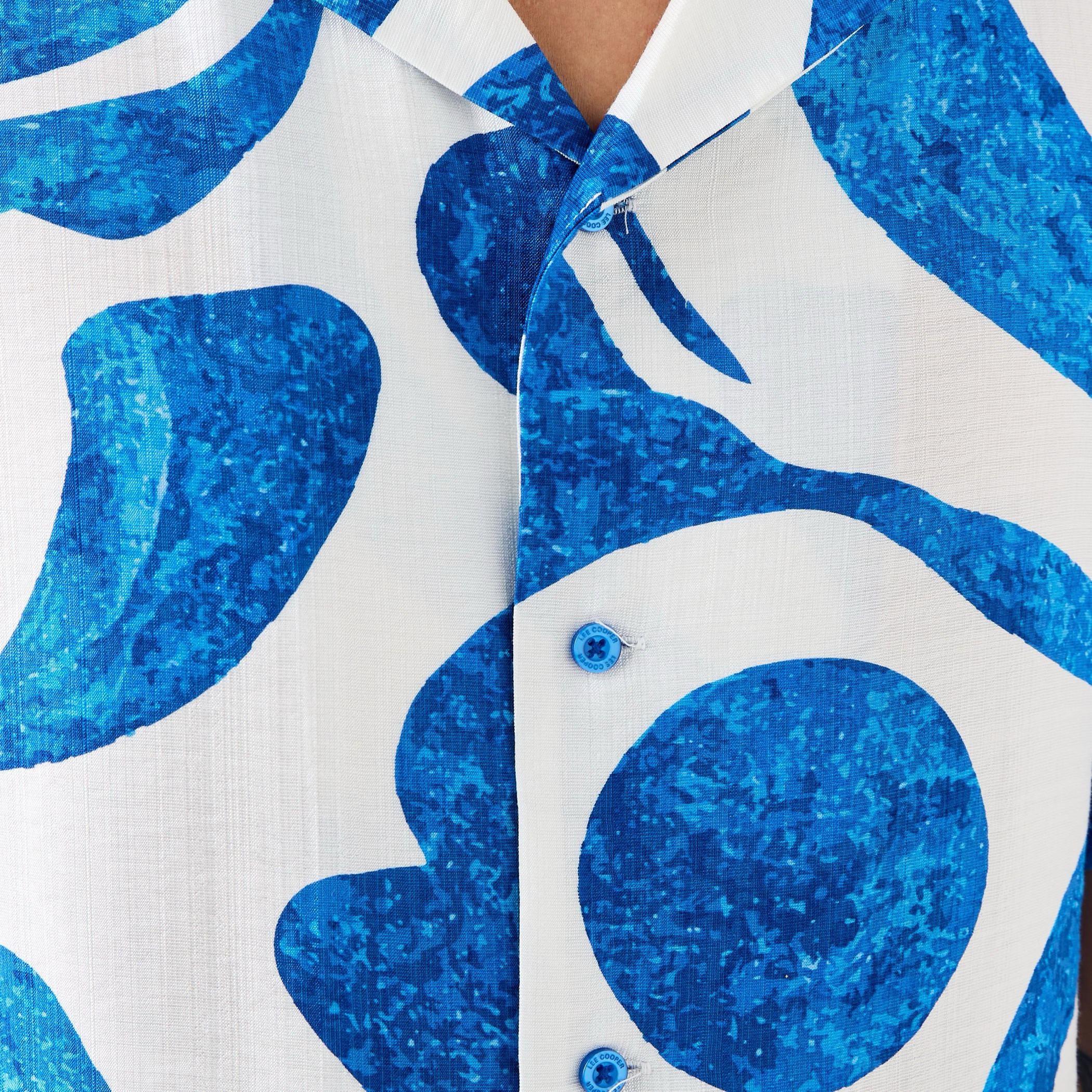 قميص بياقة كامب وطبعات من لي كوبر-men-clothing-shirts-image-1