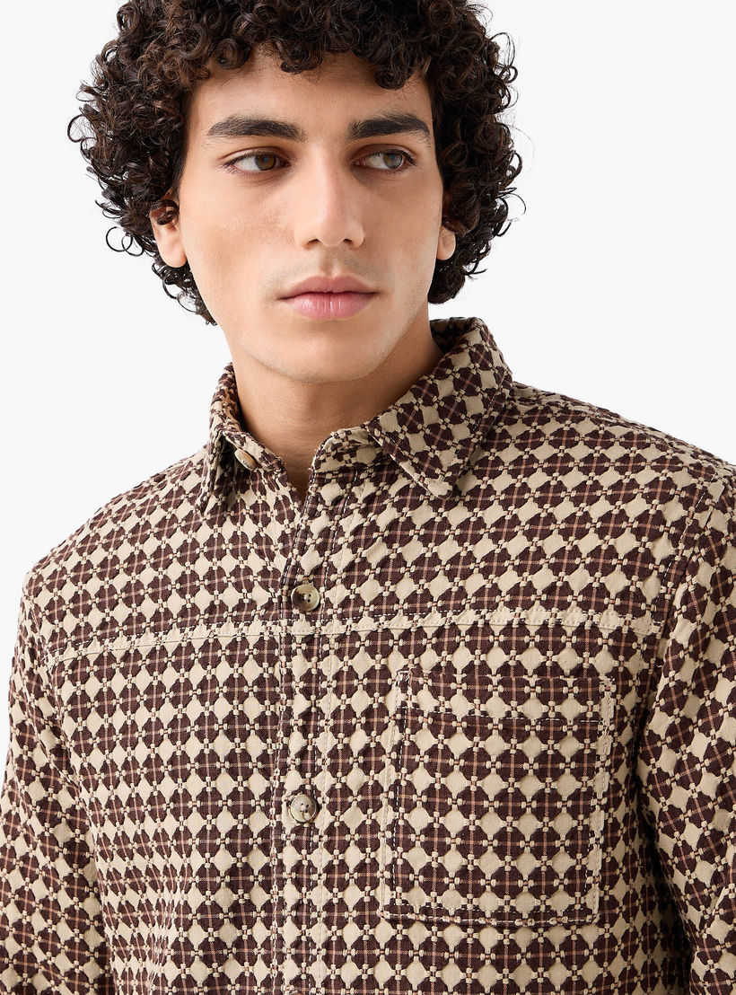 قميص بقصة عادية وياقة وأكمام طويلة وطبعات هندسية للرجال من لي كوبر-men-clothing-shirts-image-4