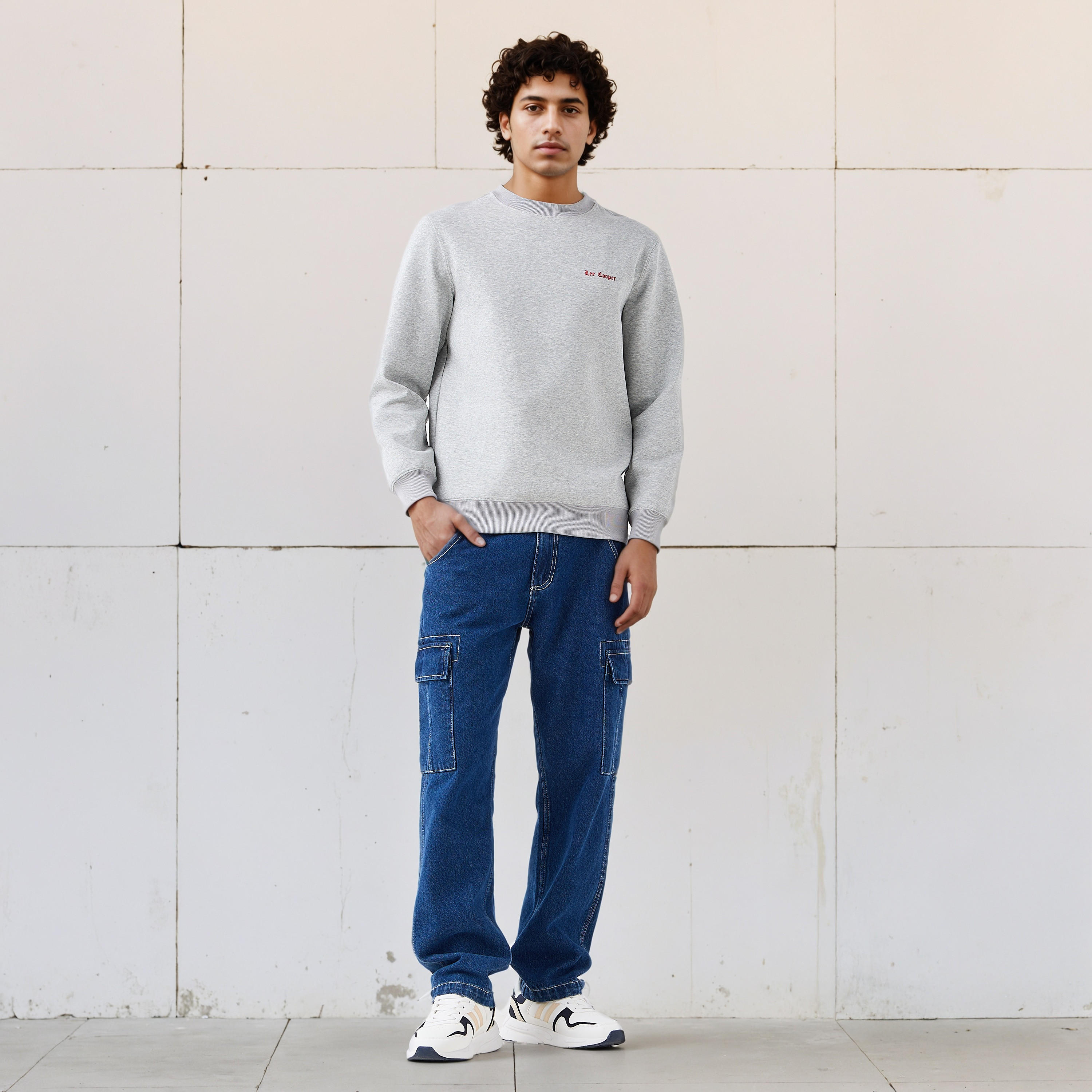 سويت شيرت قطن بقصّة عادية وطبعات شعار للرجال من لي كوبر-men-winterwear-hoodiesandsweatshirts-image-2