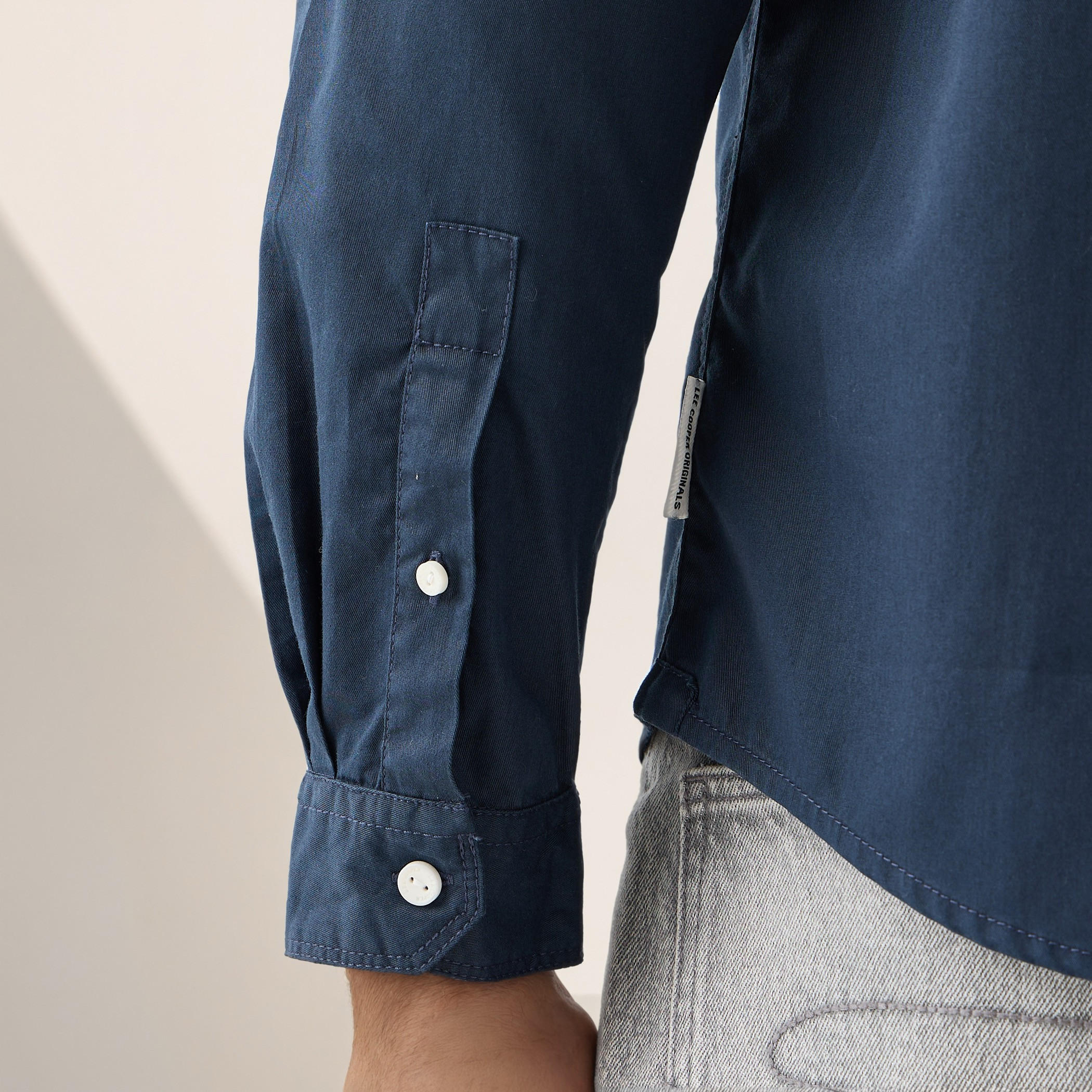 قميص بقصة عادية وياقة من لي كوبر-men-clothing-shirts-image-1