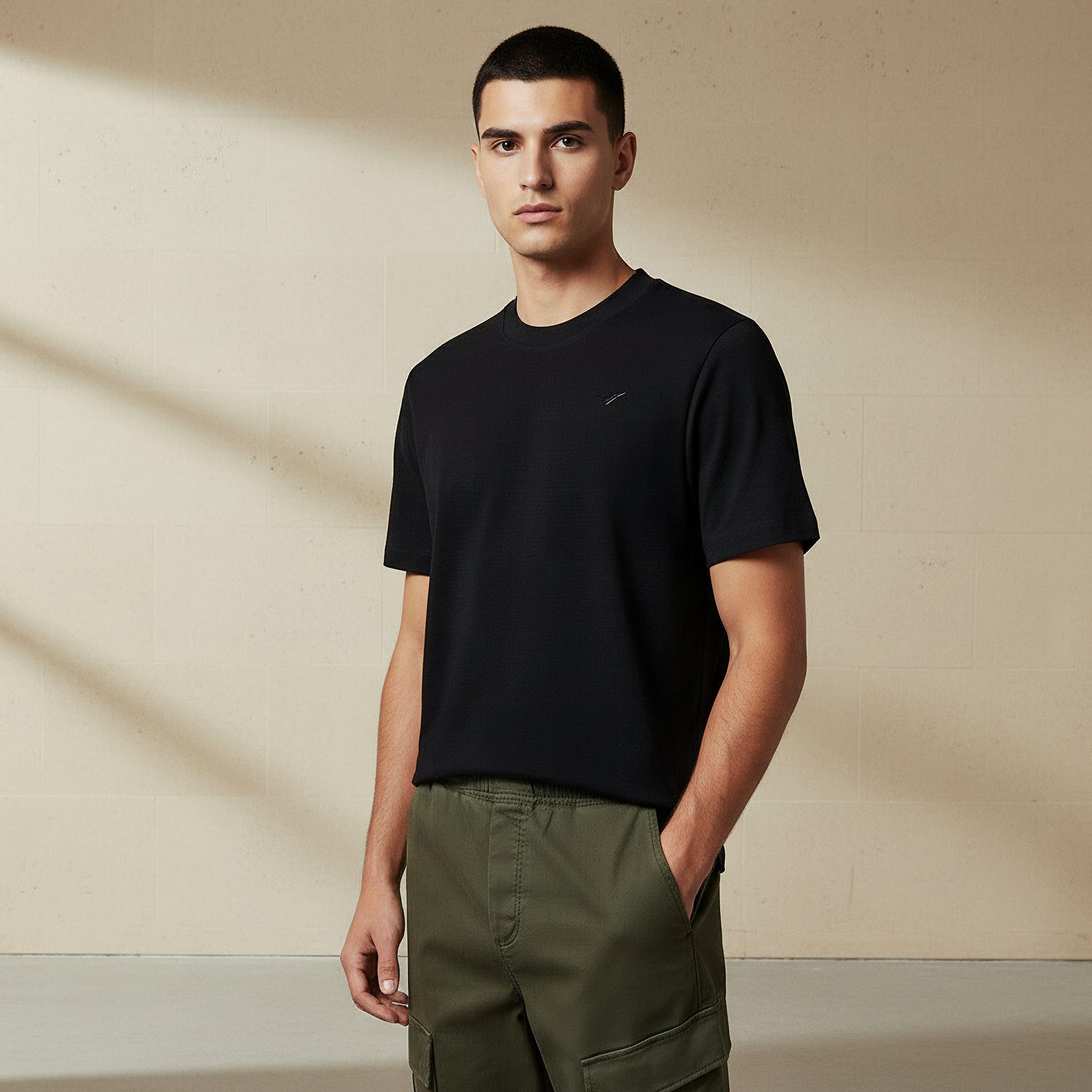 تيشيرت مزين بقصة عادية وياقة ضيقة وأكمام قصيرة للرجال من لي كوبر-men-clothing-tshirtsandpolos-tshirts-image-1