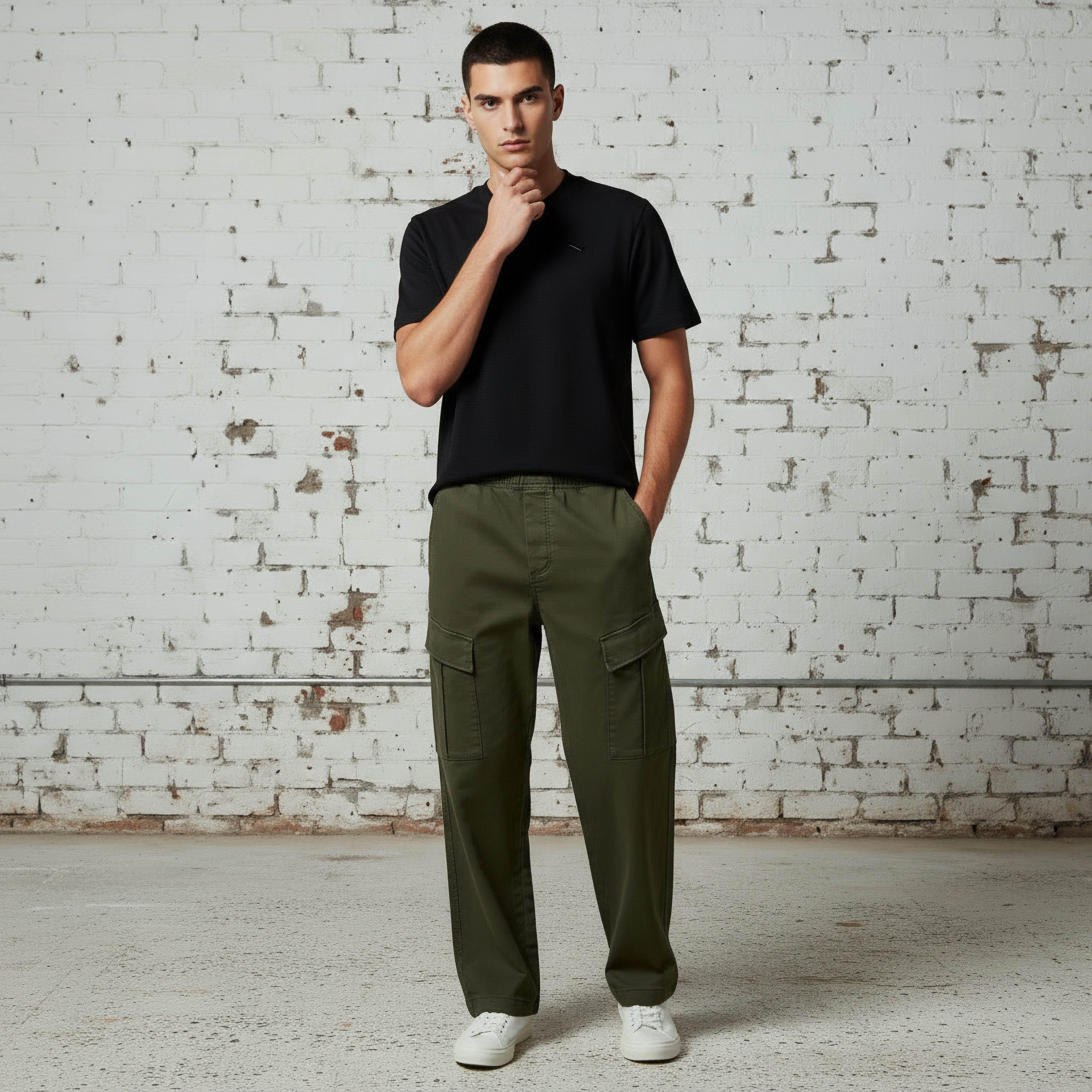 تيشيرت مزين بقصة عادية وياقة ضيقة وأكمام قصيرة للرجال من لي كوبر-men-clothing-tshirtsandpolos-tshirts-image-2