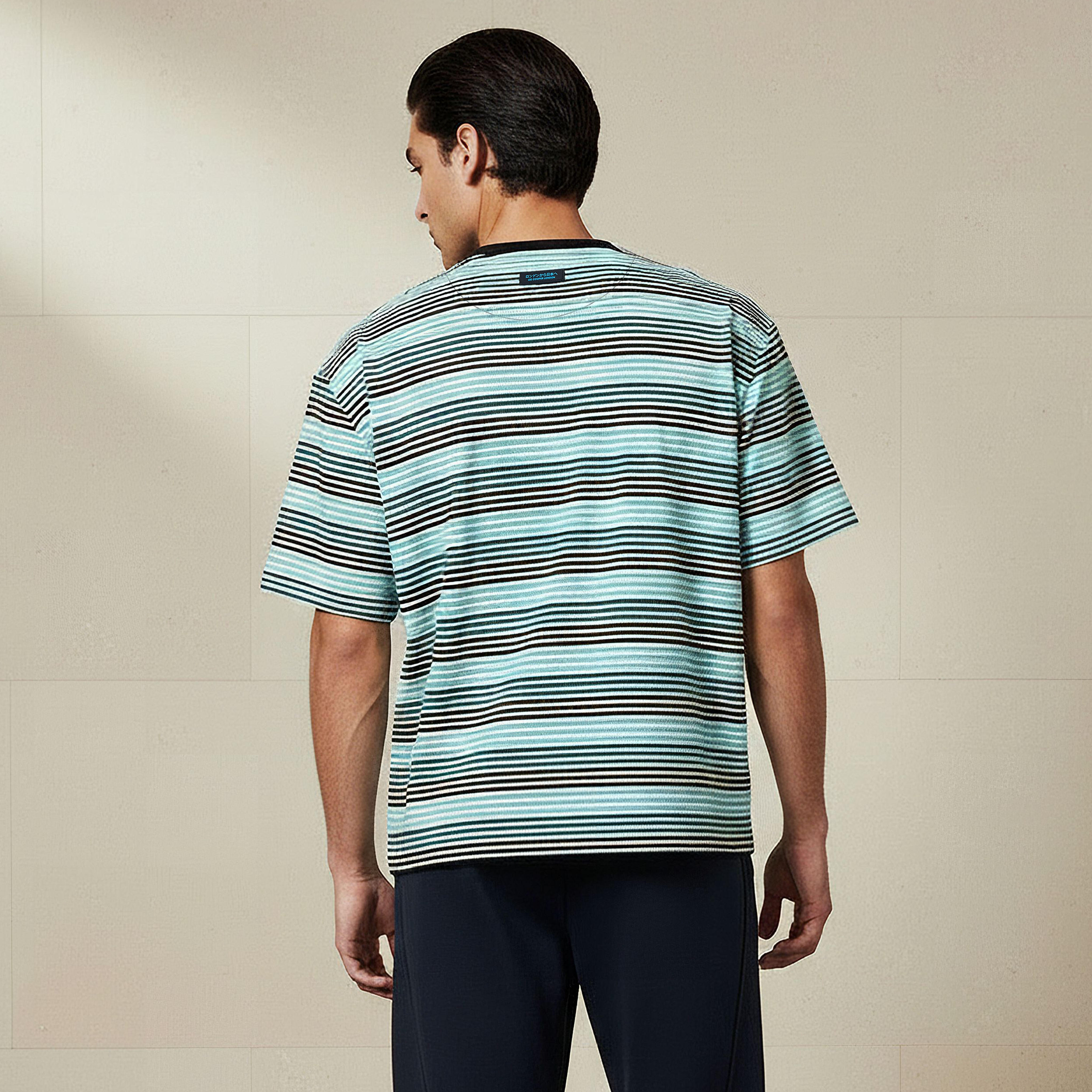 تيشيرت مخطط بياقة ضيقة وقَصّة عادية بأكمام قصيرة للرجال من لي كوبر-men-clothing-tshirtsandpolos-tshirts-image-3