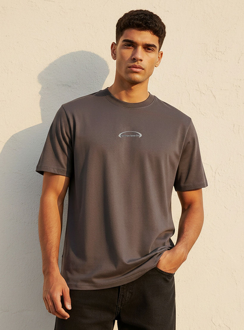 تيشيرت بطبعات شعار وقصة عادية وياقة ضيقة وأكمام قصيرة للرجال من لي كوبر-men-clothing-tshirtsandpolos-tshirts-image-1