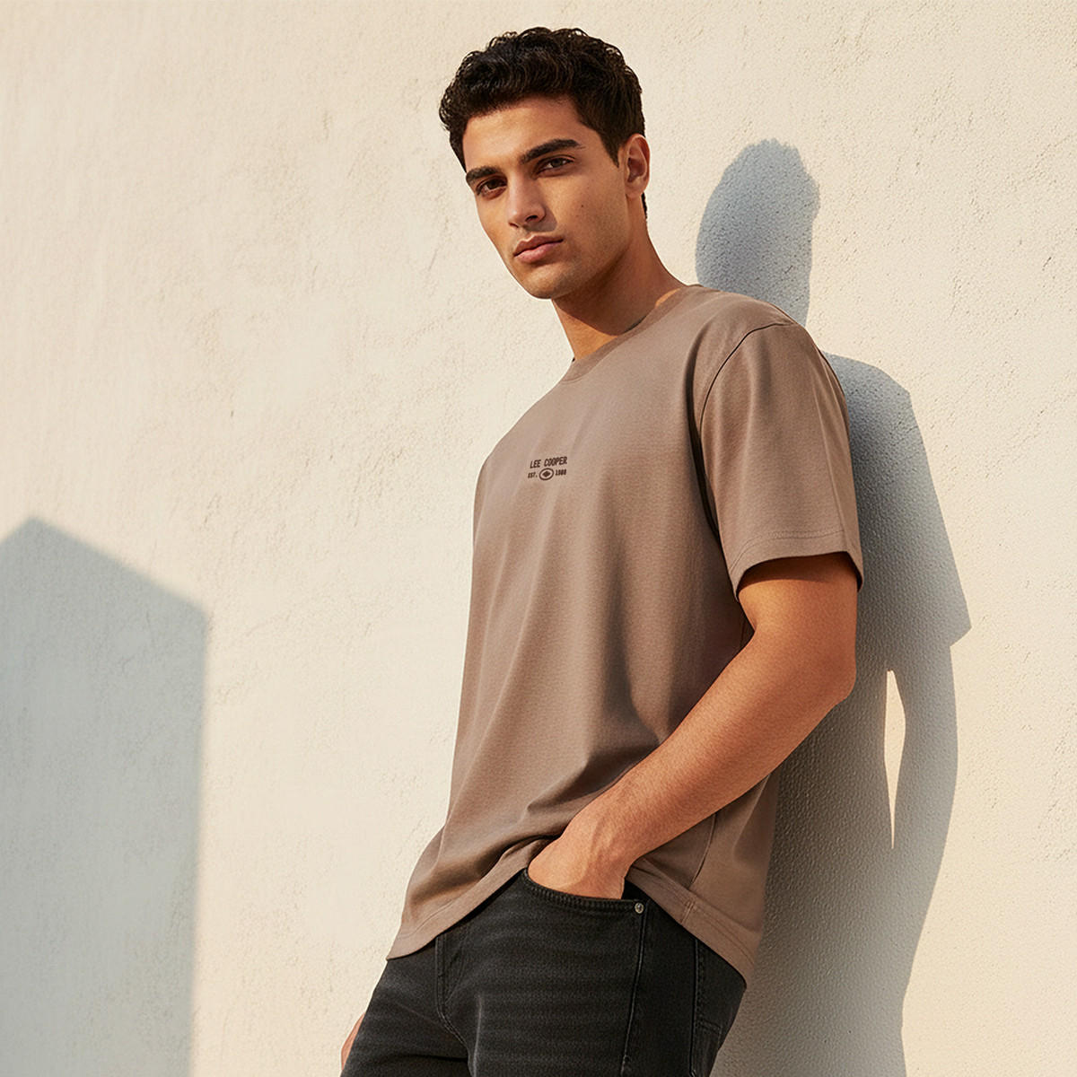 تيشيرت بياقة ضيقة وأكمام قصيرة وقصة عادية من لي كوبر-men-clothing-tshirtsandpolos-tshirts-image-1