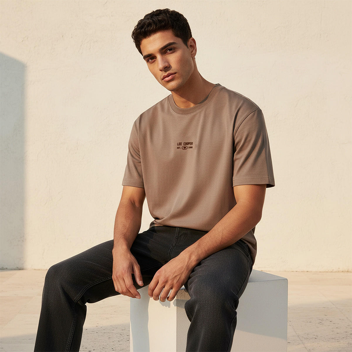 تيشيرت بياقة ضيقة وأكمام قصيرة وقصة عادية من لي كوبر-men-clothing-tshirtsandpolos-tshirts-image-5