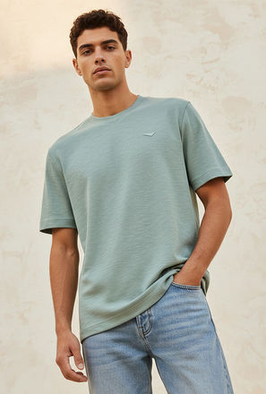 تيشيرت بياقة ضيقة وأكمام قصيرة من لي كوبر-men-clothing-tshirtsandpolos-tshirts-image-1