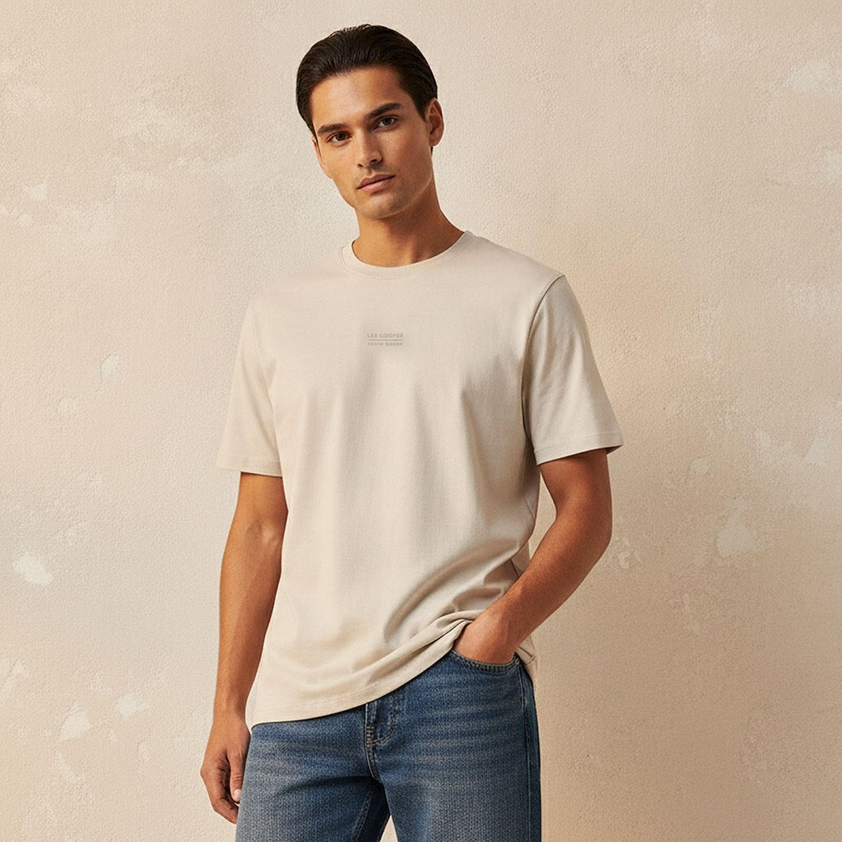 تيشيرت بقصة عادية وياقة دائرية وأكمام قصيرة بطبعة شعار من لي كوبر-men-clothing-tshirtsandpolos-tshirts-image-1