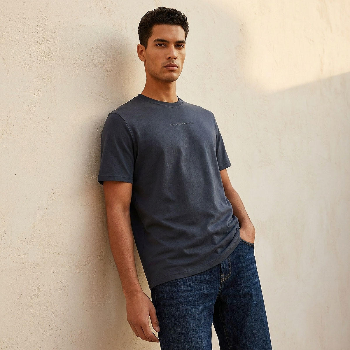 تيشيرت بقصة عادية وياقة دائرية وأكمام قصيرة بطبعة شعار من لي كوبر-men-clothing-tshirtsandpolos-tshirts-image-1