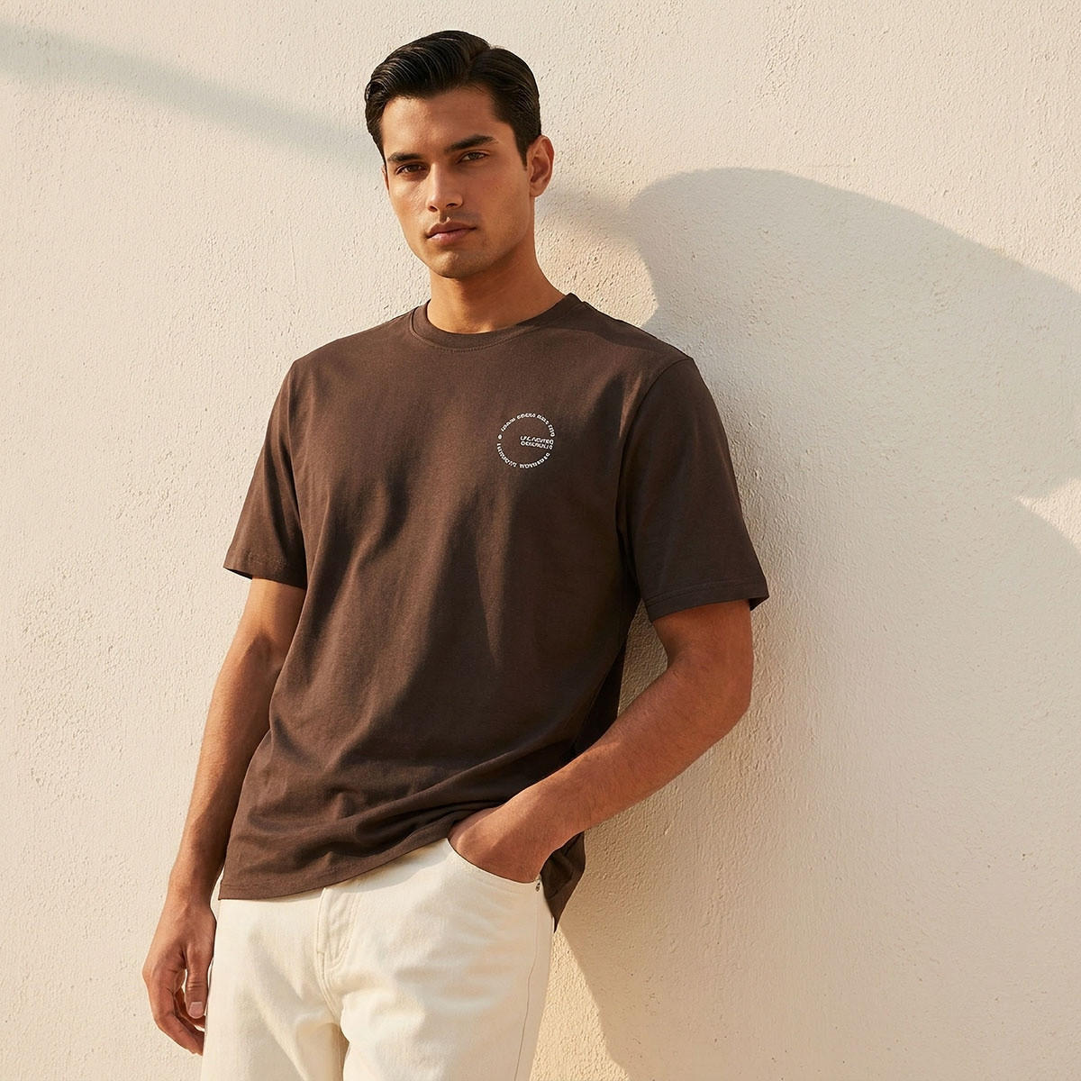 تيشيرت بقصة عادية وياقة دائرية وأكمام قصيرة بطبعة شعار من لي كوبر-men-clothing-tshirtsandpolos-tshirts-image-1