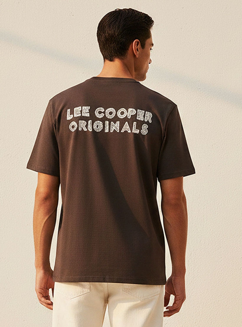تيشيرت بقصة عادية وياقة دائرية وأكمام قصيرة بطبعة شعار من لي كوبر-men-clothing-tshirtsandpolos-tshirts-image-4