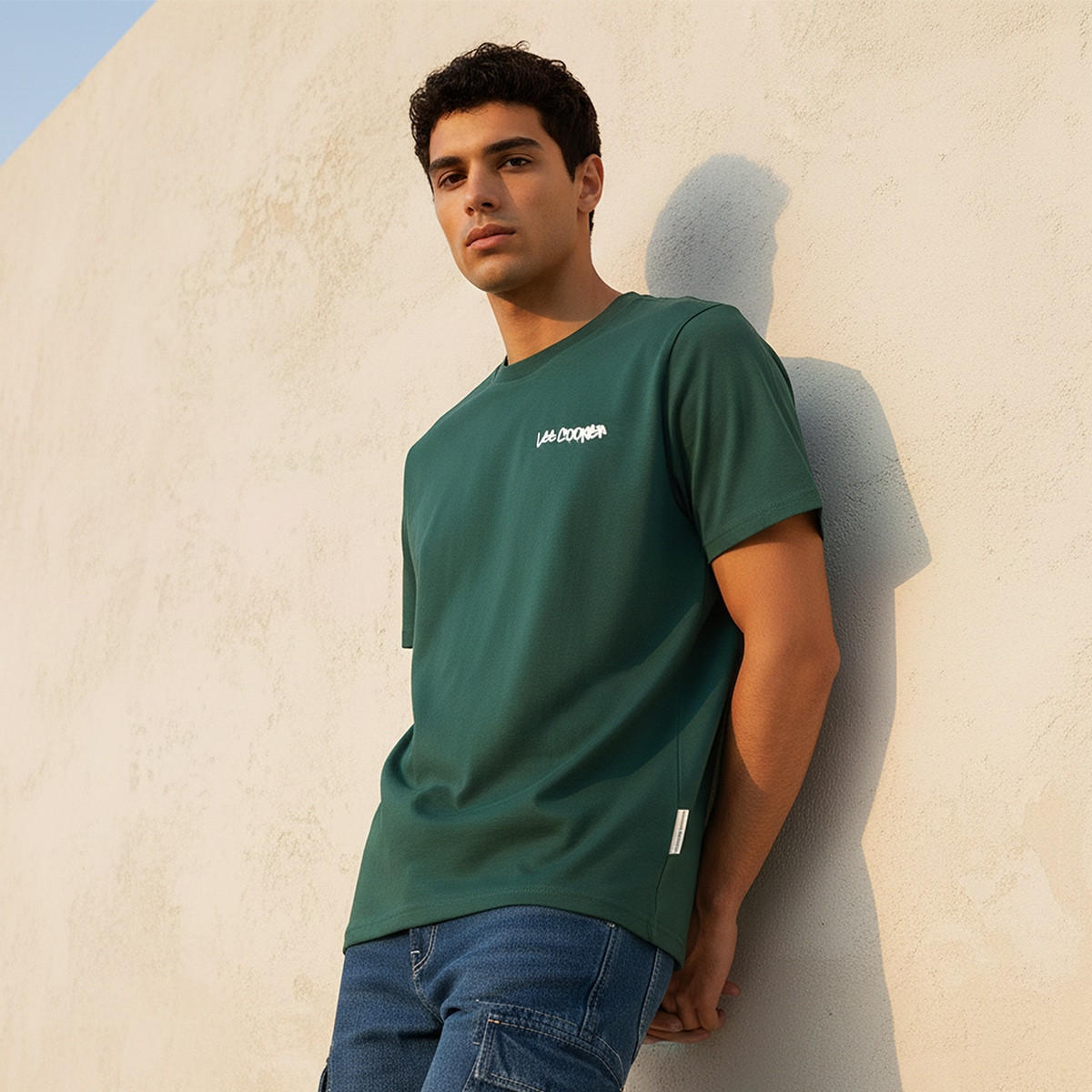 تيشيرت بقصة عادية وياقة دائرية وأكمام قصيرة بطبعة شعار من لي كوبر-men-clothing-tshirtsandpolos-tshirts-image-1