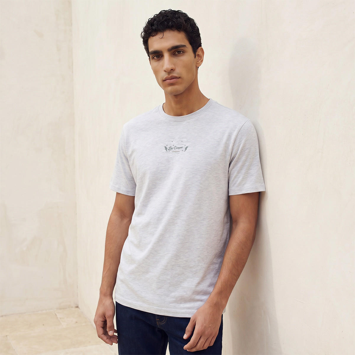 تيشيرت بقصة عادية وياقة ضيقة وأكمام قصيرة وطبعات من لي كوبر-men-clothing-tshirtsandpolos-tshirts-image-1