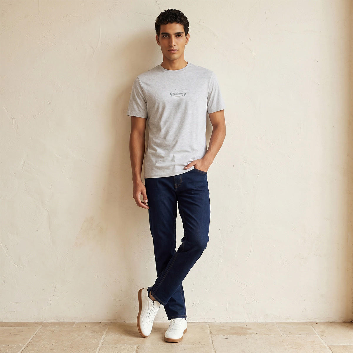 تيشيرت بقصة عادية وياقة ضيقة وأكمام قصيرة وطبعات من لي كوبر-men-clothing-tshirtsandpolos-tshirts-image-3