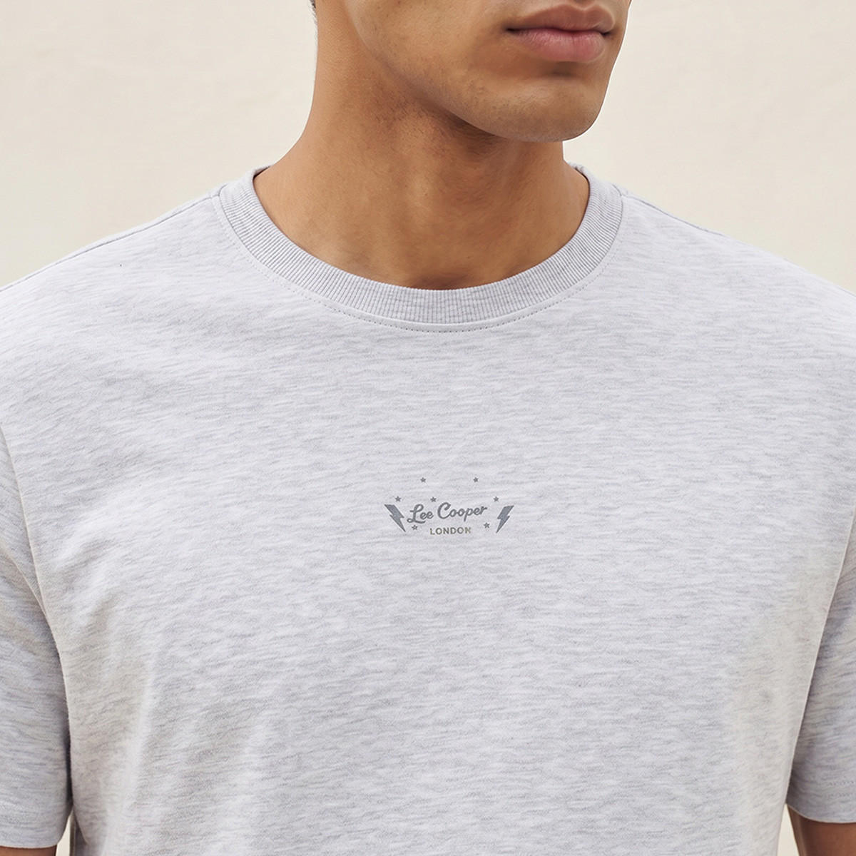 تيشيرت بقصة عادية وياقة ضيقة وأكمام قصيرة وطبعات من لي كوبر-men-clothing-tshirtsandpolos-tshirts-image-5