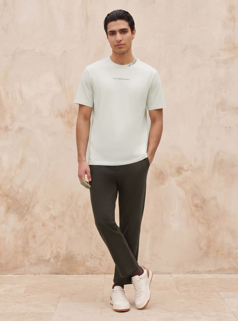 تيشيرت بقصة عادية وياقة ضيقة وأكمام قصيرة وطبعات من لي كوبر-men-clothing-tshirtsandpolos-tshirts-image-3