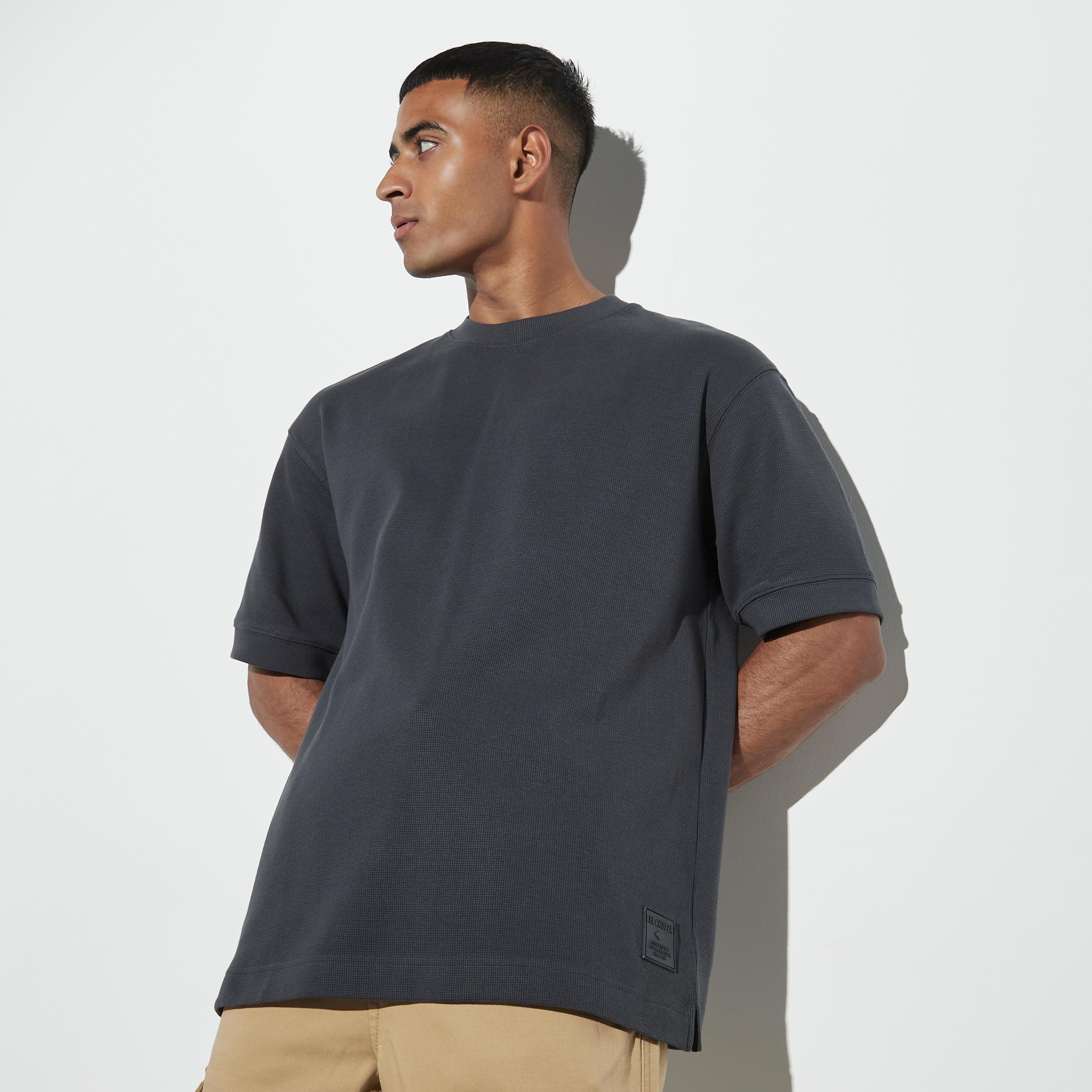 تيشيرت بياقة ضيّقة وأكمام قصيرة من لي كوبر-men-clothing-tshirtsandpolos-tshirts-image-5