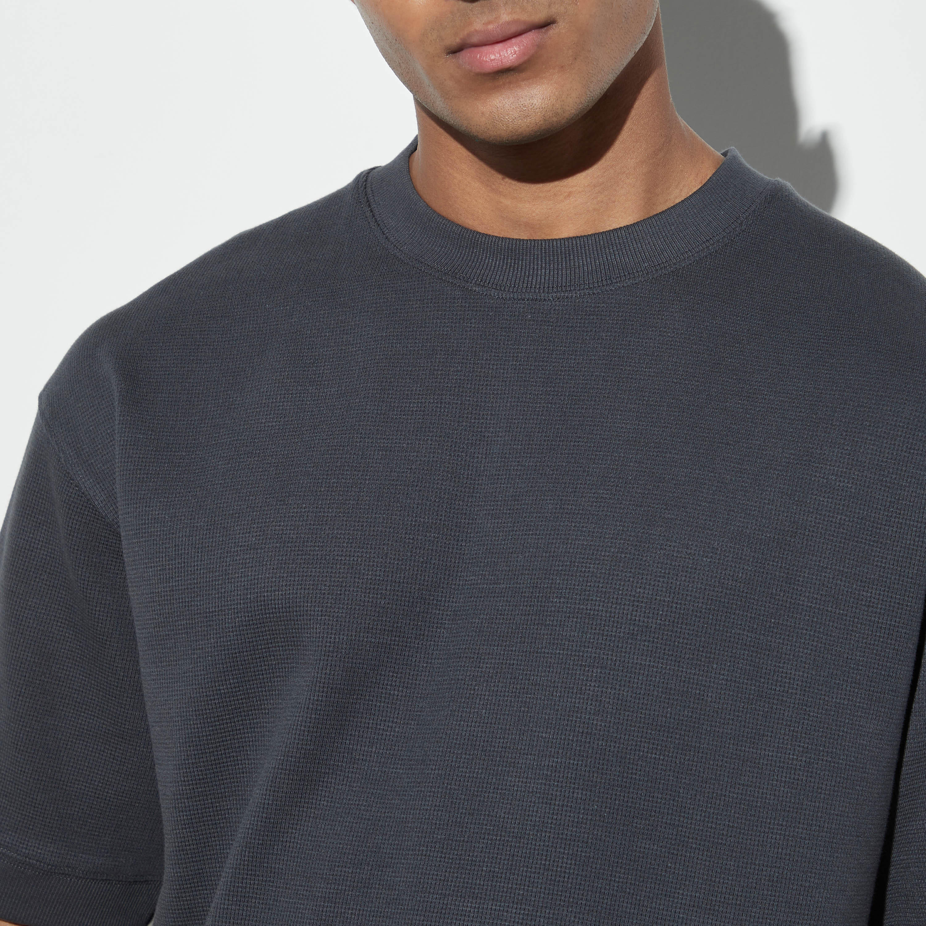 تيشيرت بياقة ضيّقة وأكمام قصيرة من لي كوبر-men-clothing-tshirtsandpolos-tshirts-image-2