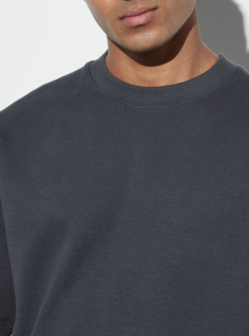 تيشيرت بياقة ضيّقة وأكمام قصيرة من لي كوبر-men-clothing-tshirtsandpolos-tshirts-image-2
