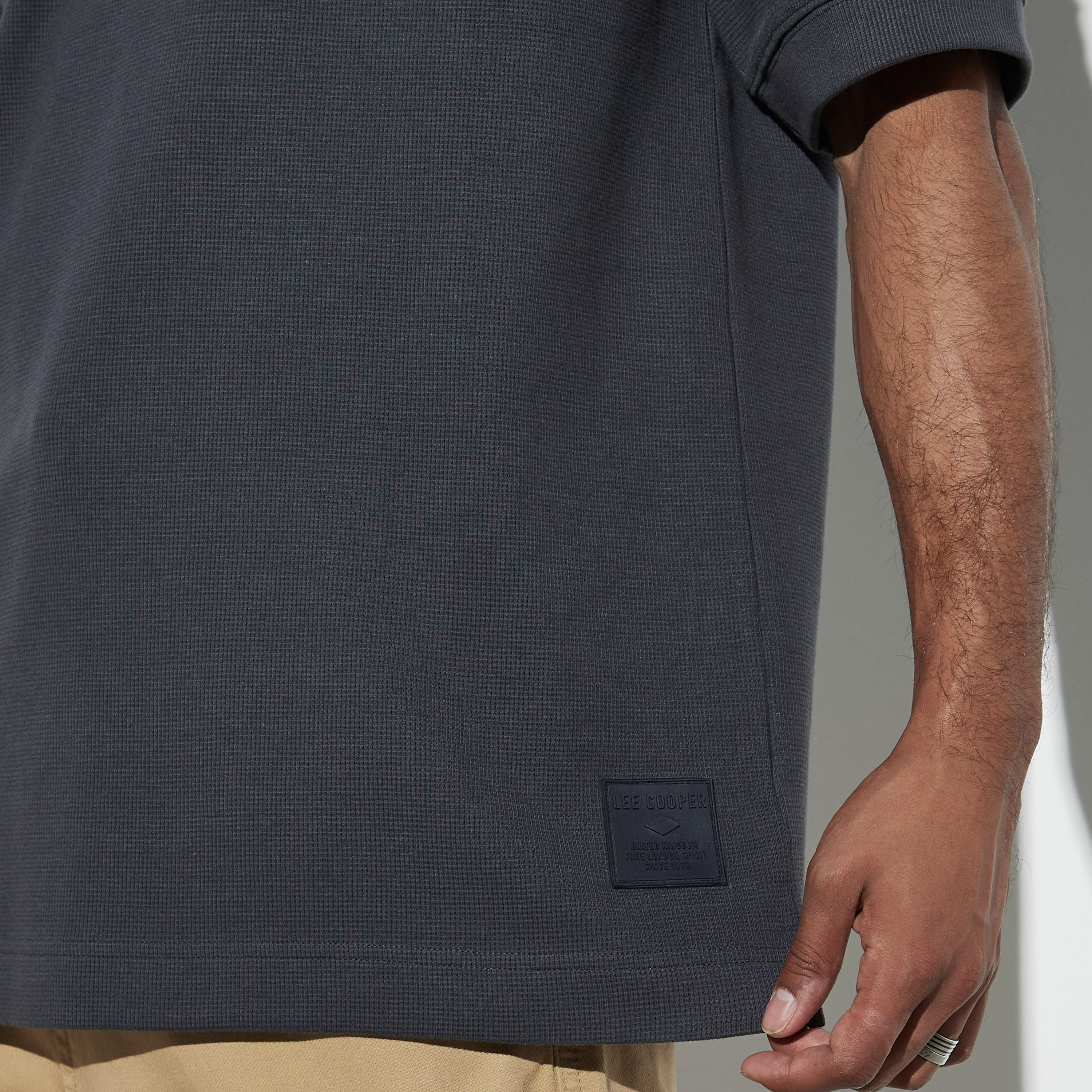 تيشيرت بياقة ضيّقة وأكمام قصيرة من لي كوبر-men-clothing-tshirtsandpolos-tshirts-image-1