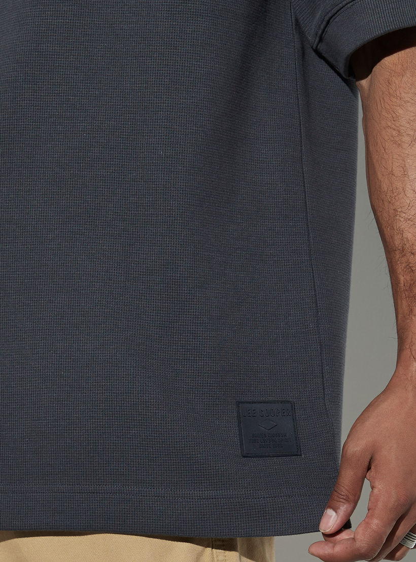 تيشيرت بياقة ضيّقة وأكمام قصيرة من لي كوبر-men-clothing-tshirtsandpolos-tshirts-image-1