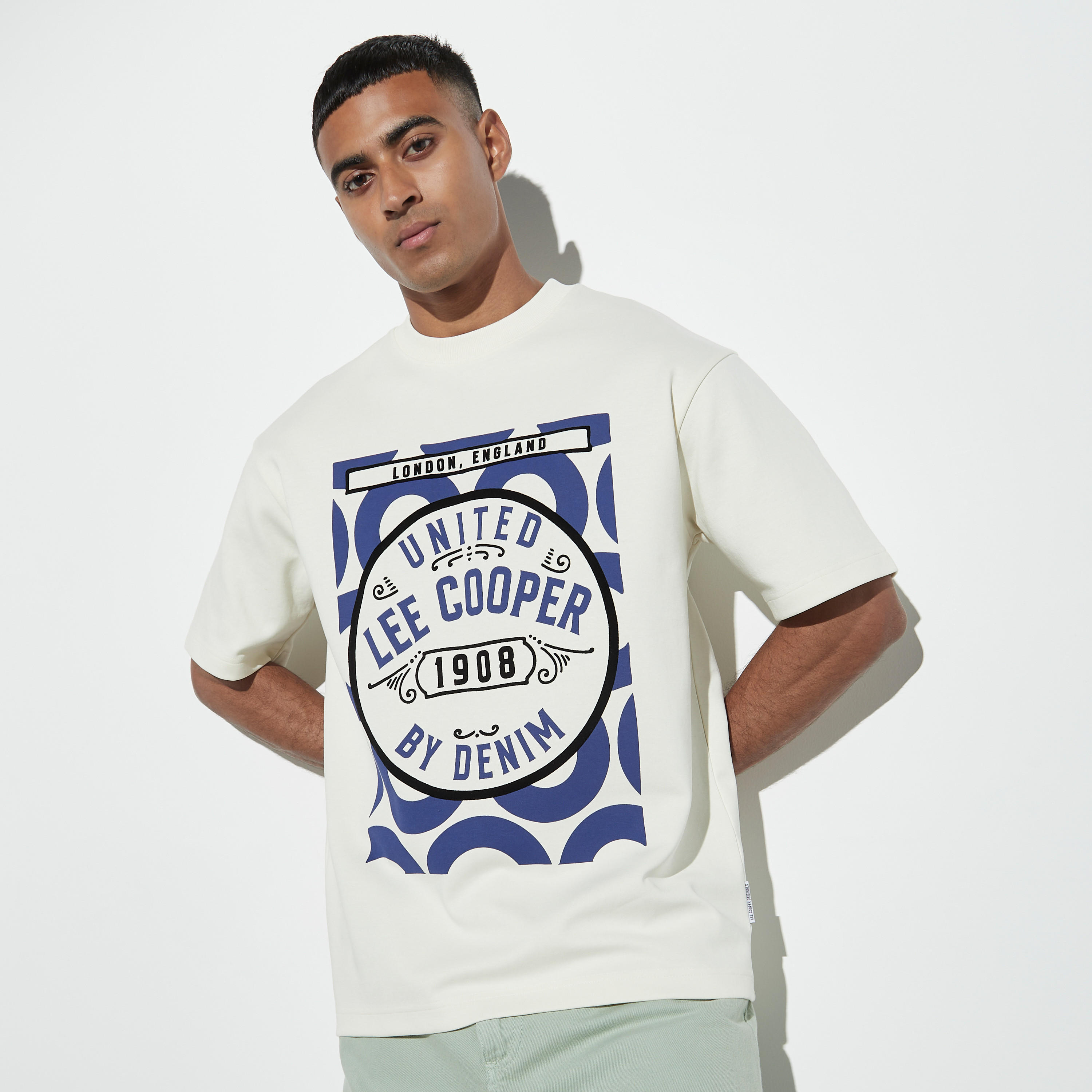 تيشيرت بياقة ضيقة وأكمام قصيرة وطبعات جرافيك من لي كوبر-men-clothing-tshirtsandpolos-tshirts-image-1