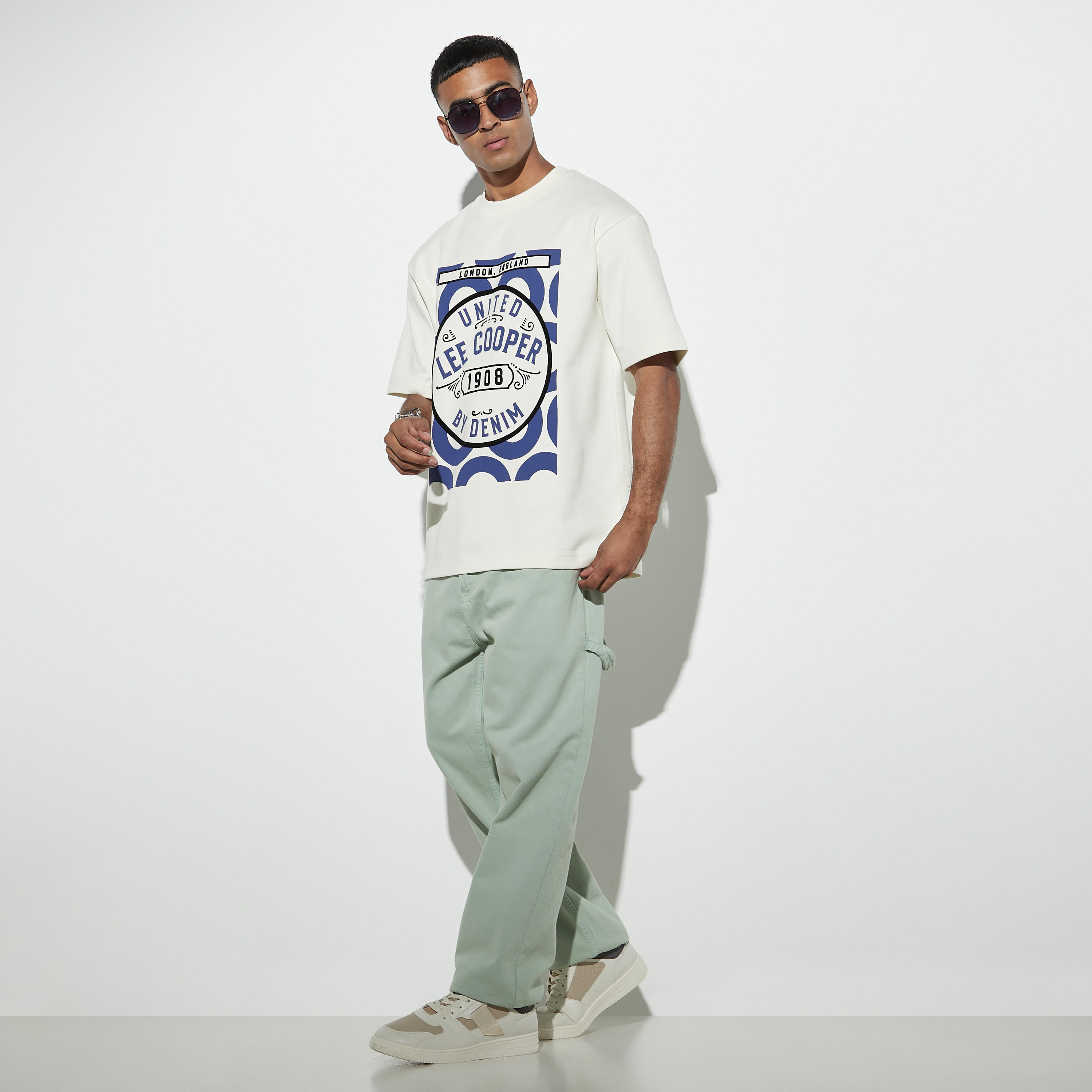 تيشيرت بياقة ضيقة وأكمام قصيرة وطبعات جرافيك من لي كوبر-men-clothing-tshirtsandpolos-tshirts-image-2