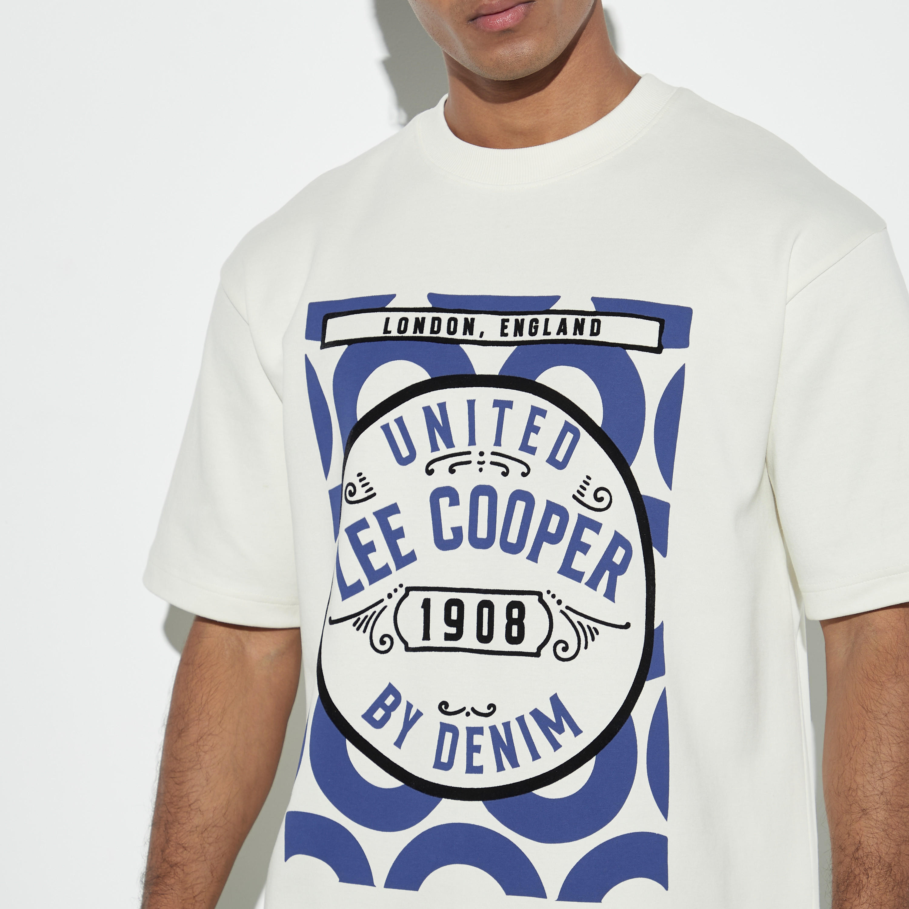 تيشيرت بياقة ضيقة وأكمام قصيرة وطبعات جرافيك من لي كوبر-men-clothing-tshirtsandpolos-tshirts-image-4