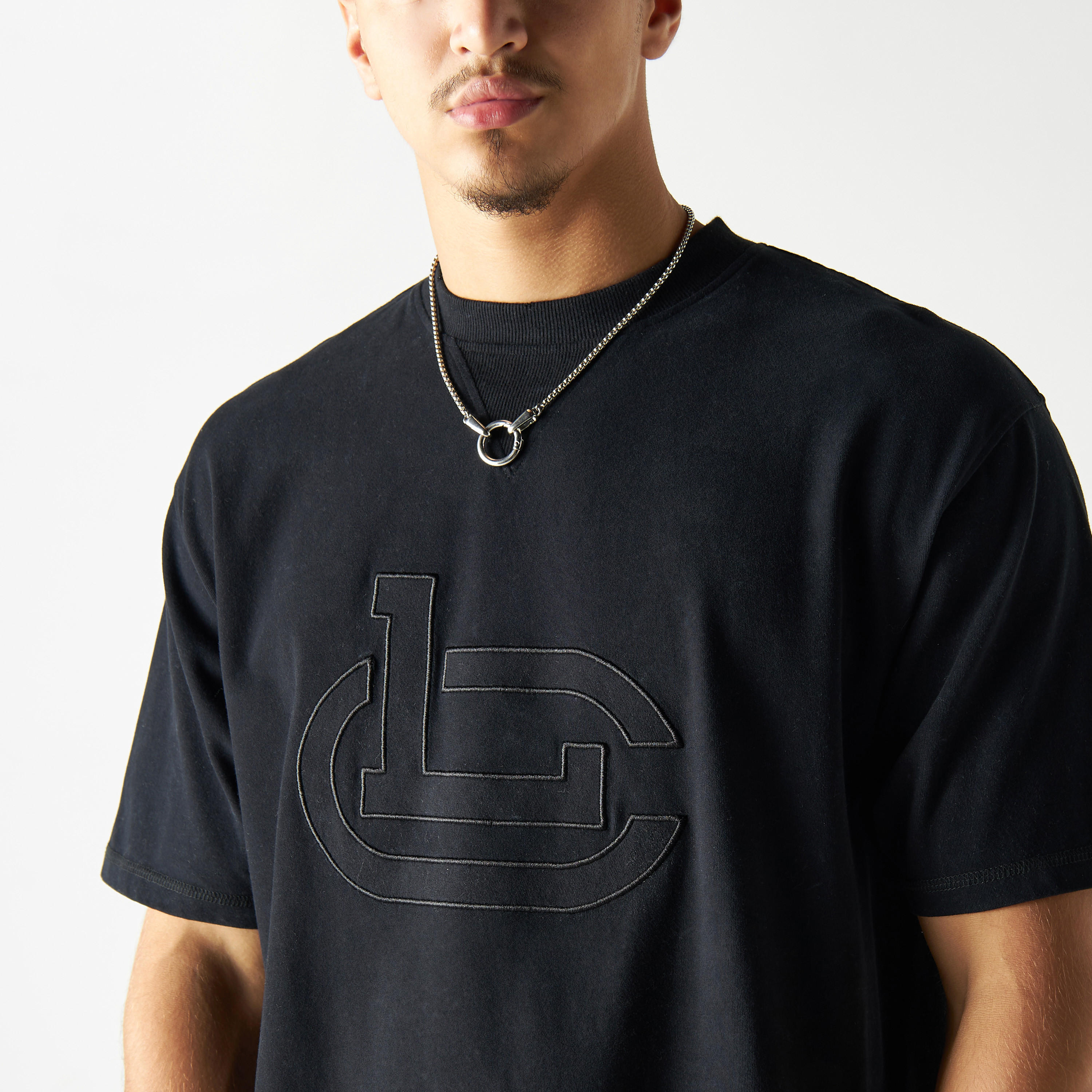 تيشيرت فضفاض بياقة ضيقة وأكمام قصيرة من لي كوبر-men-clothing-tshirtsandpolos-tshirts-image-4