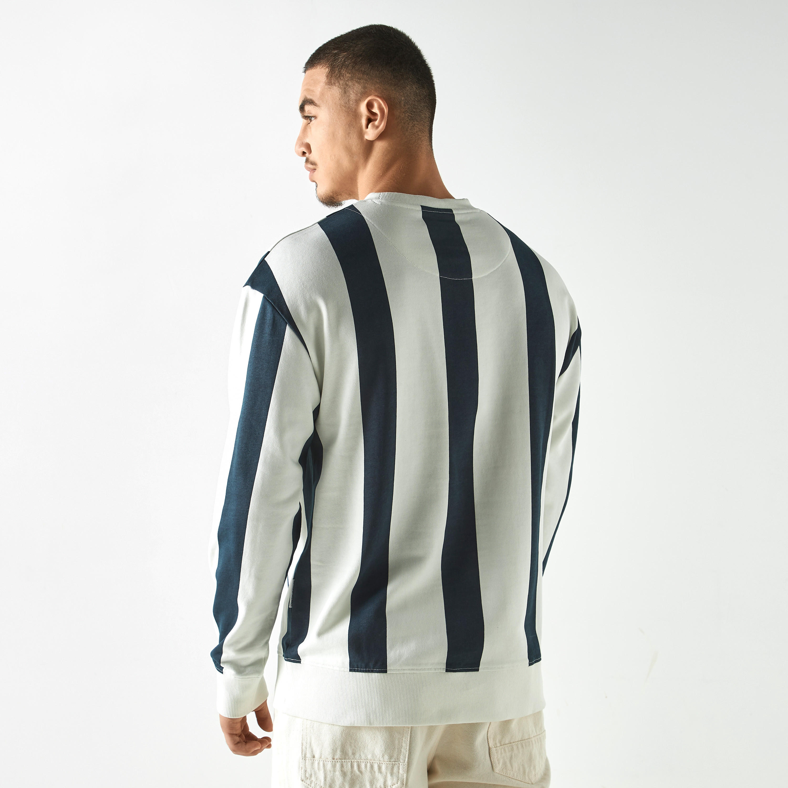 سويت شيرت مخطط بياقة ضيّقة وأكمام طويلة من لي كوبر-men-winterwear-hoodiesandsweatshirts-image-3