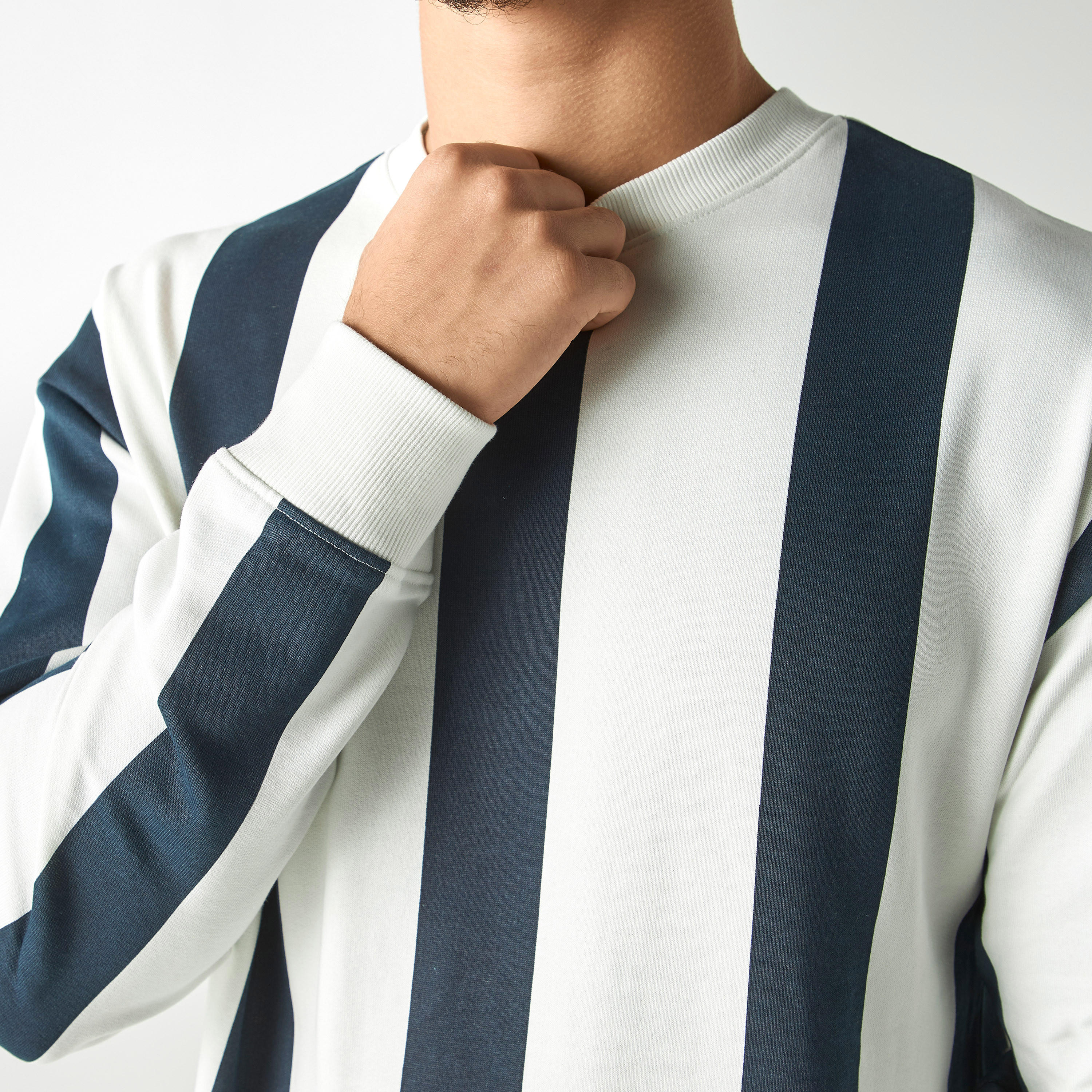 سويت شيرت مخطط بياقة ضيّقة وأكمام طويلة من لي كوبر-men-winterwear-hoodiesandsweatshirts-image-4