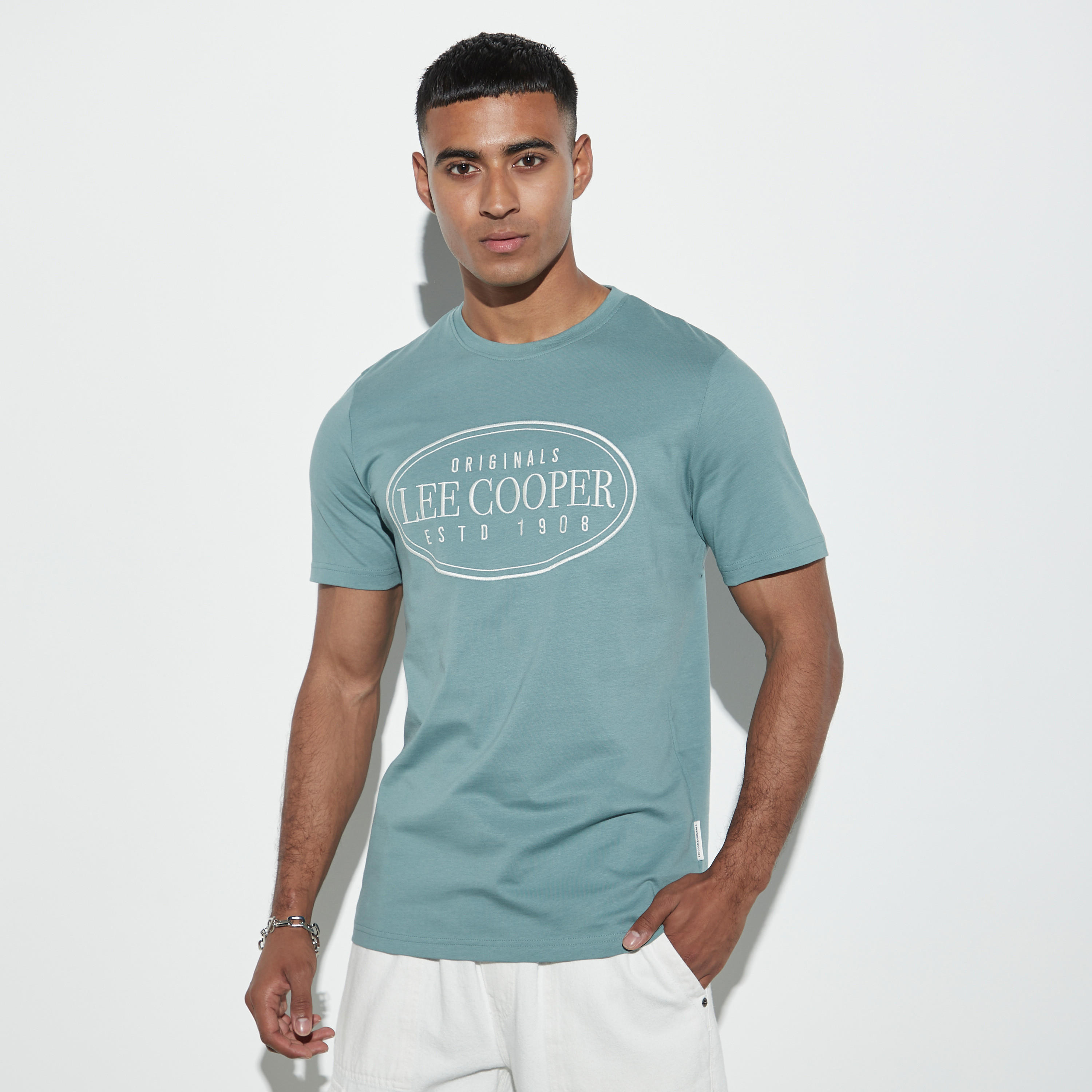 تيشيرت بياقة ضيّقة وأكمام قصيرة وطبعات من لي كوبر-men-clothing-tshirtsandpolos-tshirts-image-1