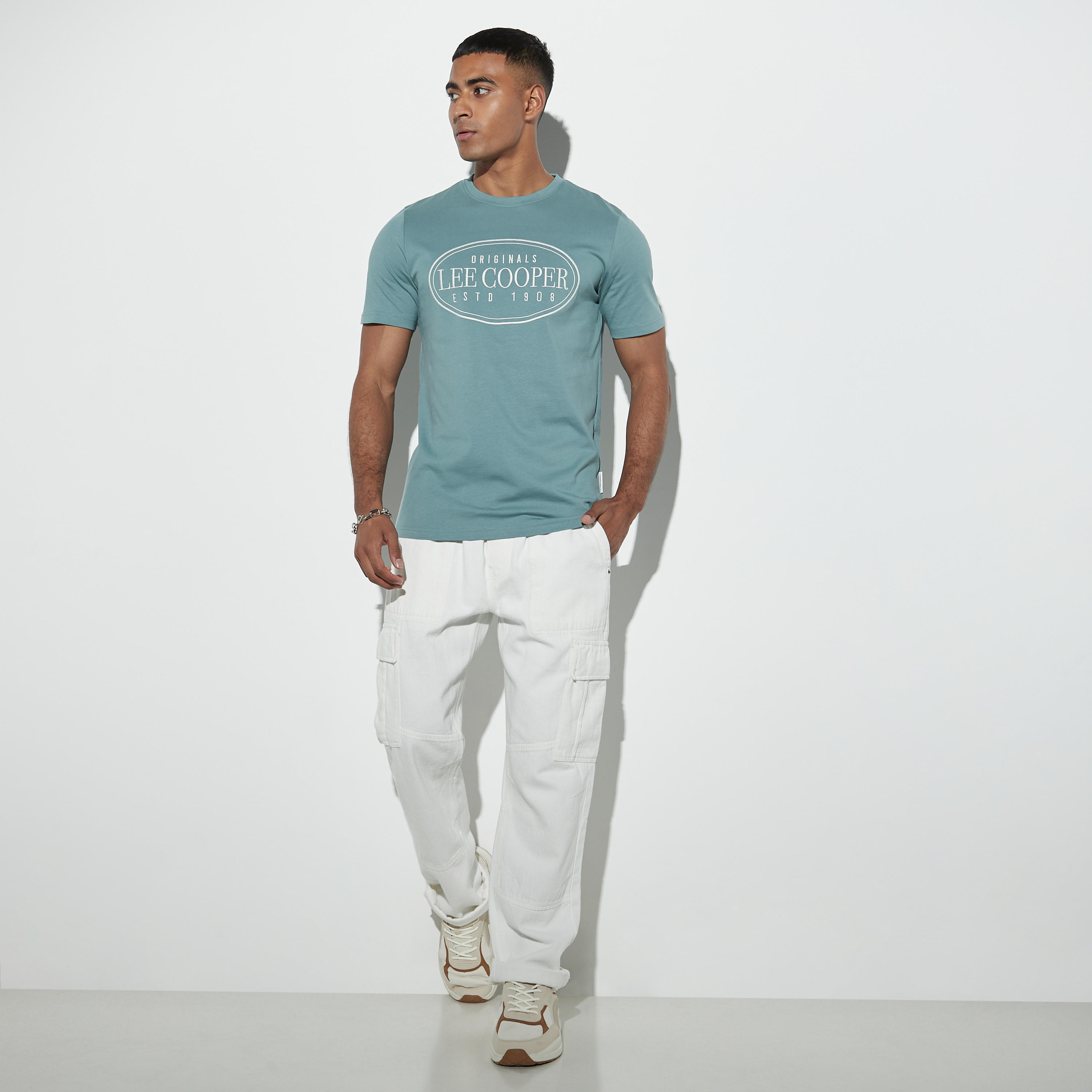 تيشيرت بياقة ضيّقة وأكمام قصيرة وطبعات من لي كوبر-men-clothing-tshirtsandpolos-tshirts-image-2