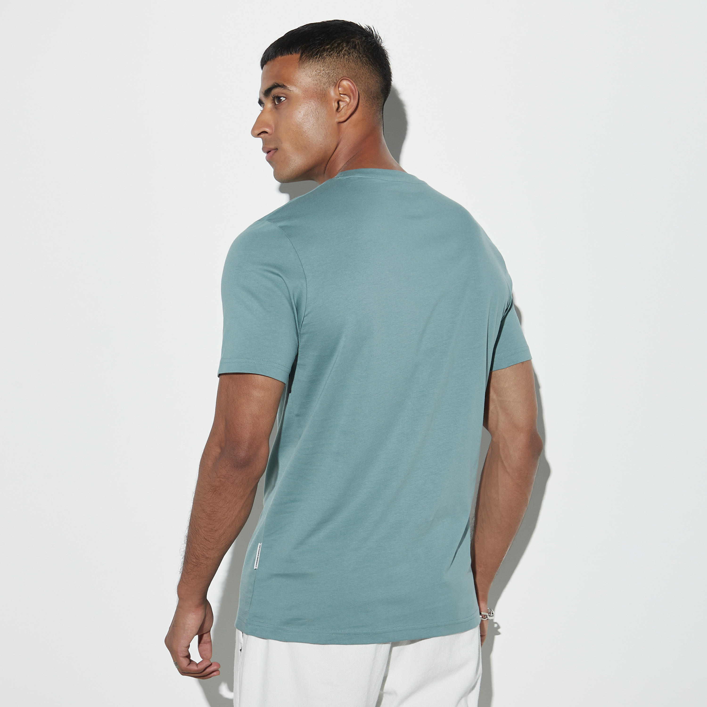 تيشيرت بياقة ضيّقة وأكمام قصيرة وطبعات من لي كوبر-men-clothing-tshirtsandpolos-tshirts-image-3