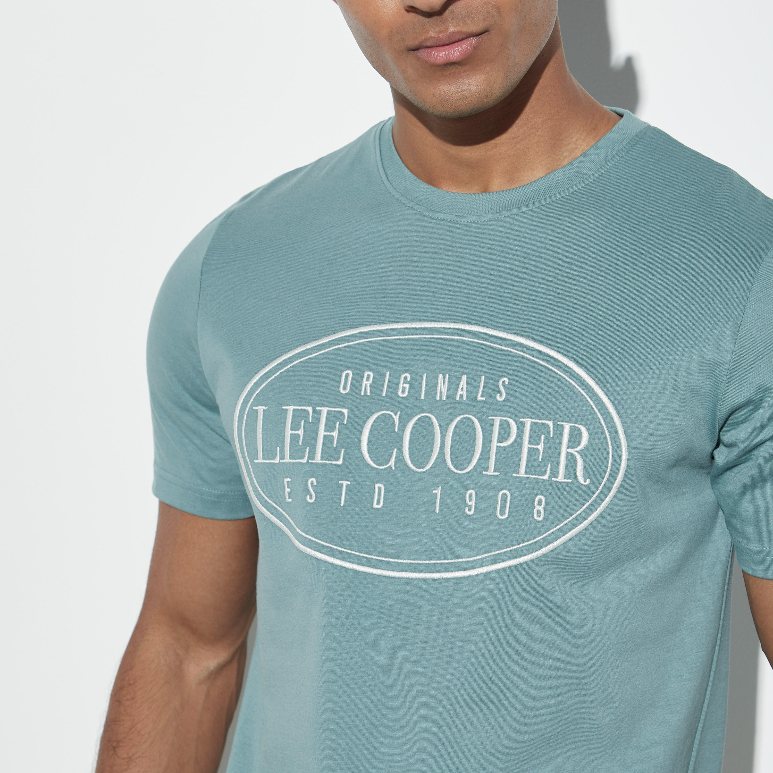 تيشيرت بياقة ضيّقة وأكمام قصيرة وطبعات من لي كوبر-men-clothing-tshirtsandpolos-tshirts-image-4