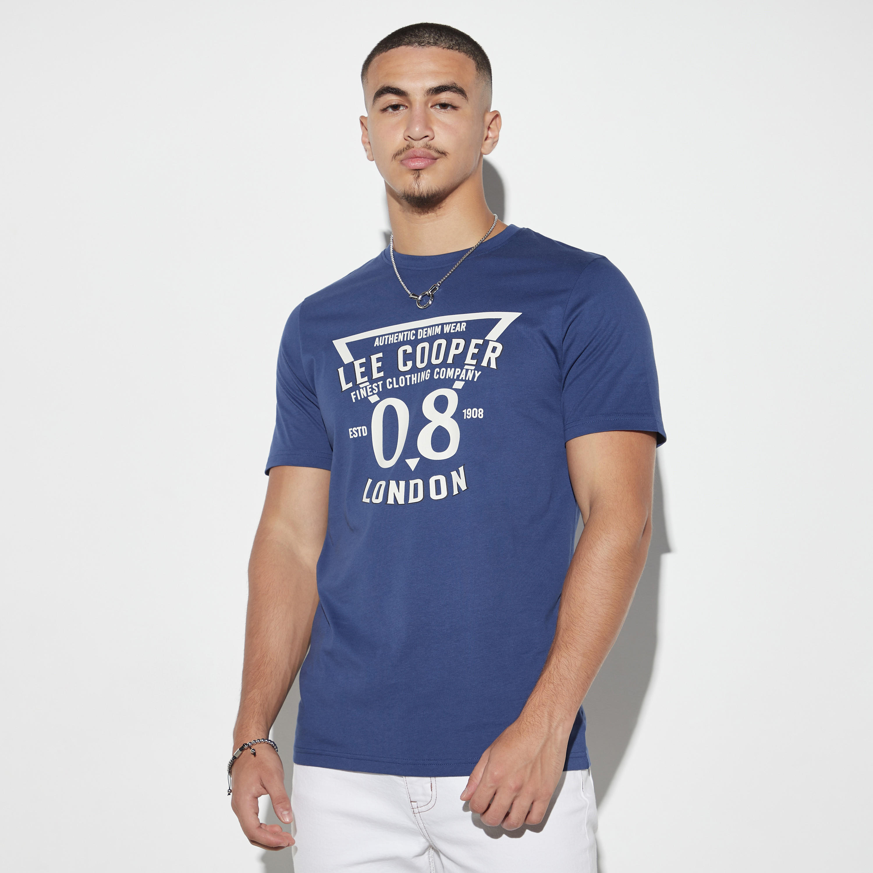 تيشيرت بياقة ضيّقة وأكمام قصيرة وطبعات من لي كوبر-men-clothing-tshirtsandpolos-tshirts-image-1