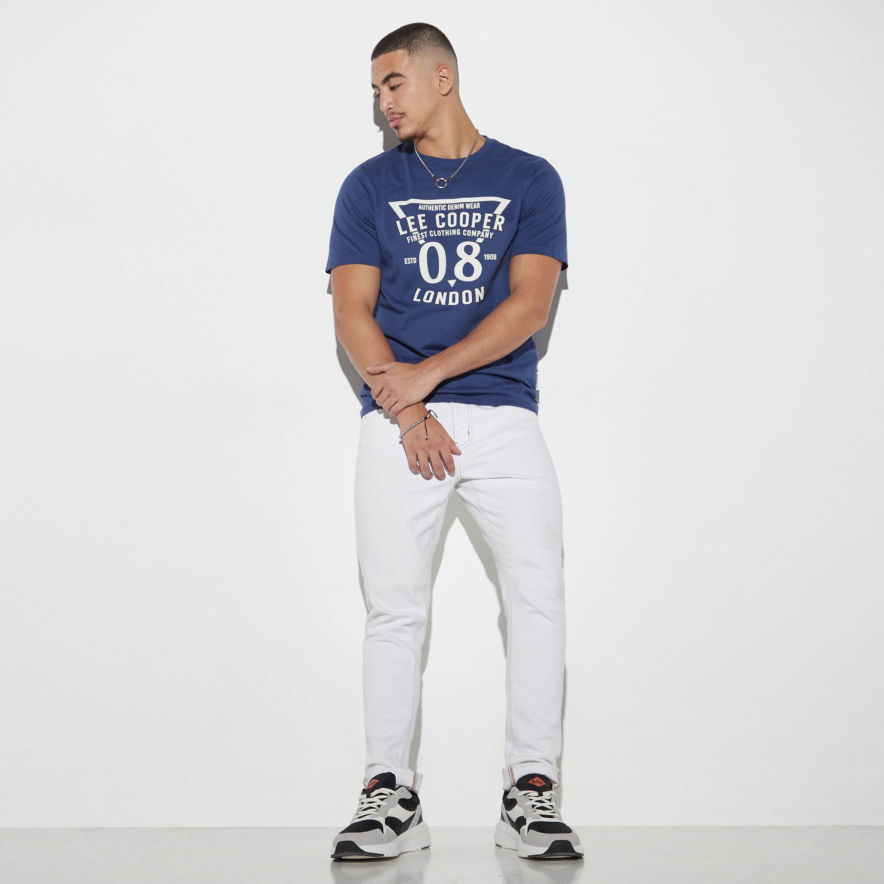تيشيرت بياقة ضيّقة وأكمام قصيرة وطبعات من لي كوبر-men-clothing-tshirtsandpolos-tshirts-image-2