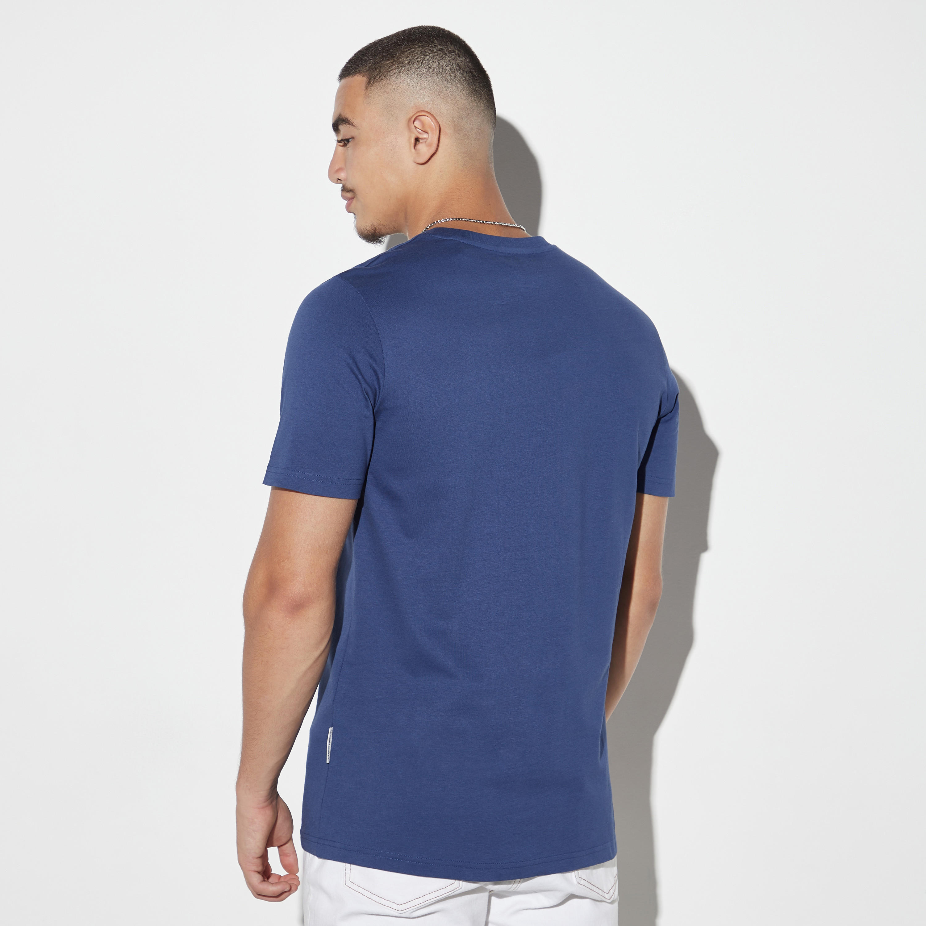 تيشيرت بياقة ضيّقة وأكمام قصيرة وطبعات من لي كوبر-men-clothing-tshirtsandpolos-tshirts-image-3