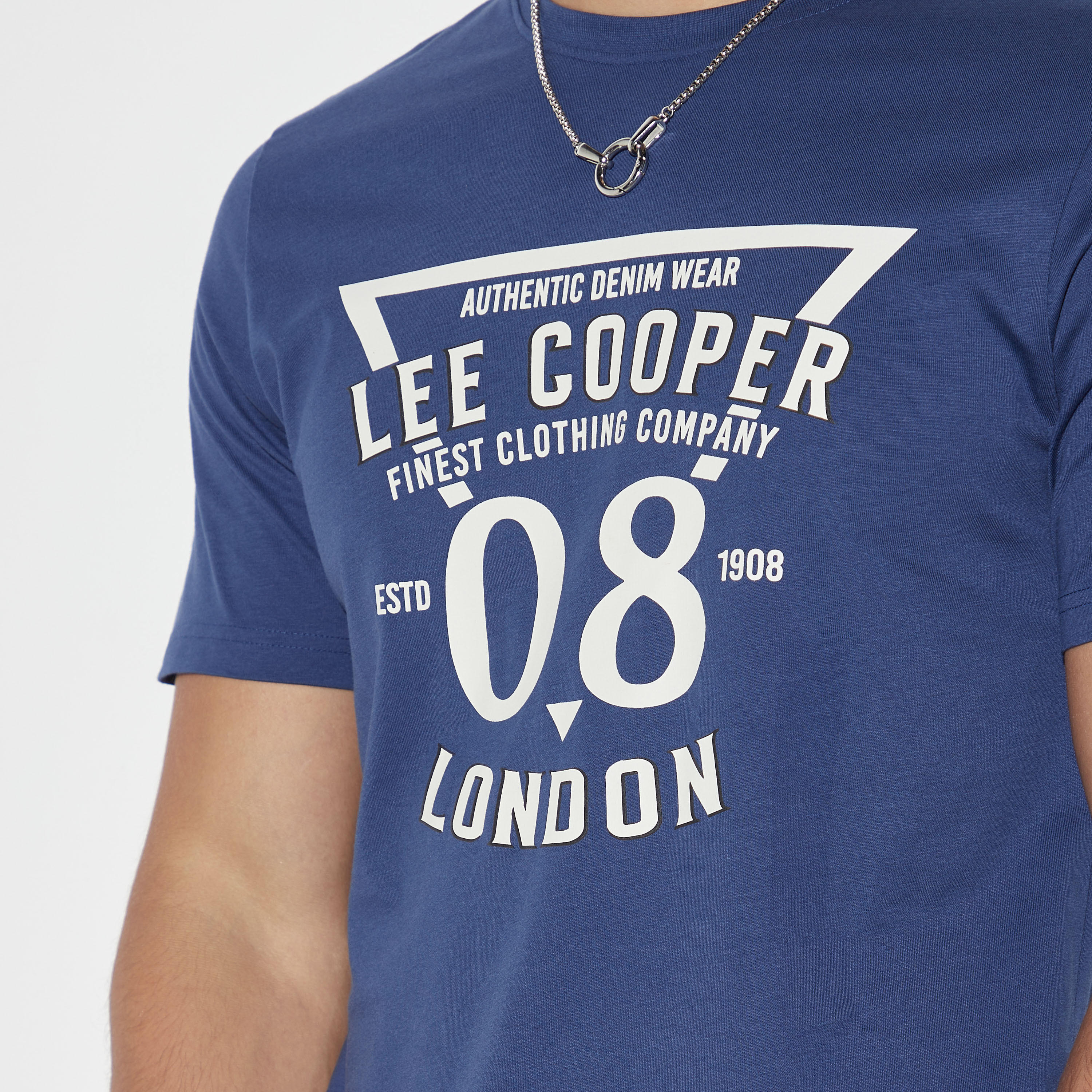 تيشيرت بياقة ضيّقة وأكمام قصيرة وطبعات من لي كوبر-men-clothing-tshirtsandpolos-tshirts-image-4