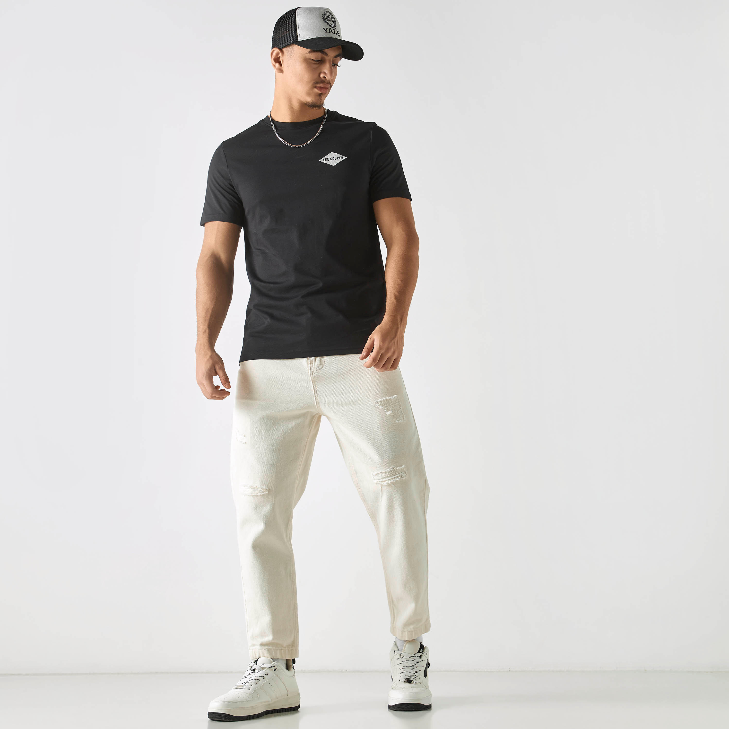 تيشيرت بياقة ضيّقة وأكمام قصيرة وطبعات من لي كوبر-men-clothing-tshirtsandpolos-tshirts-image-2