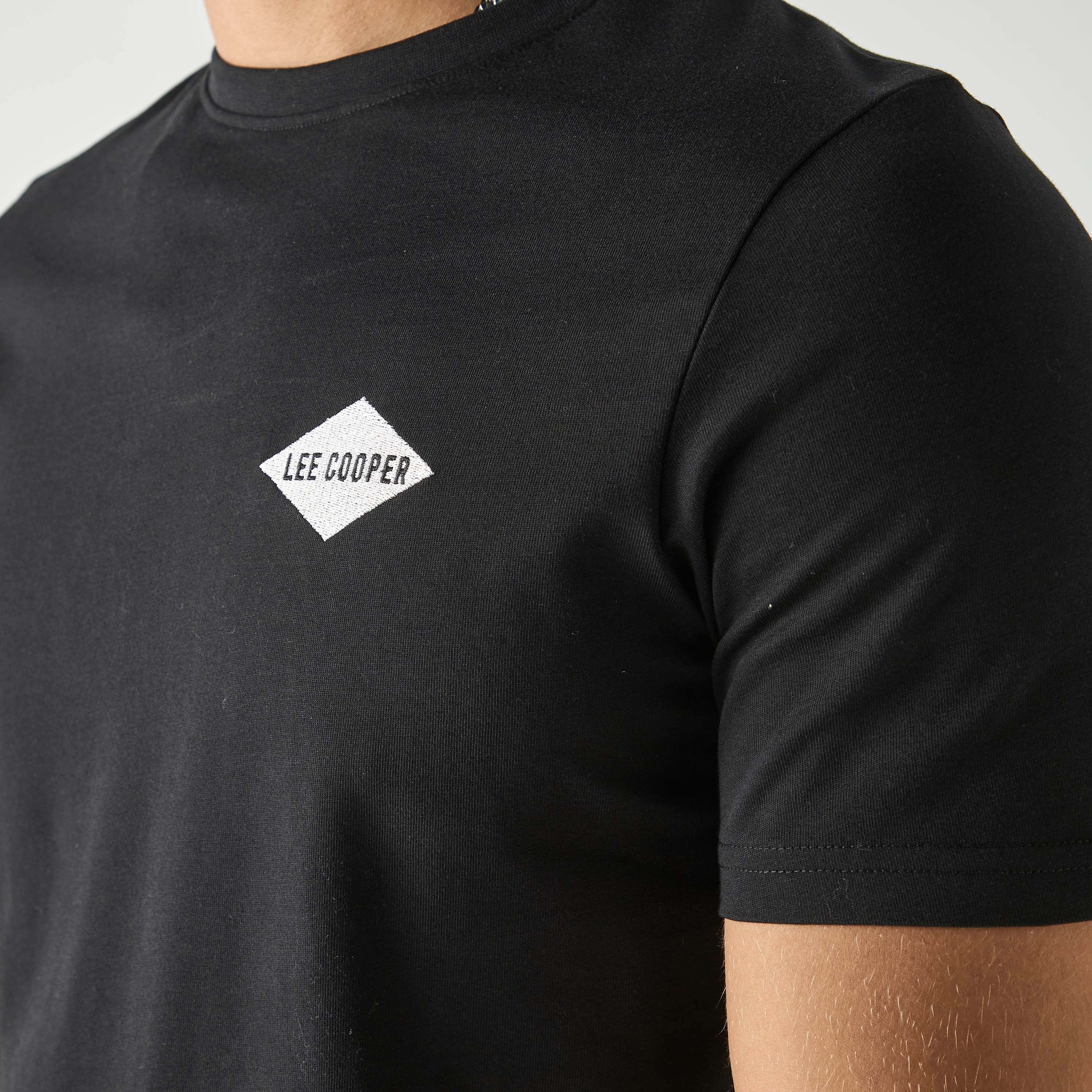 تيشيرت بياقة ضيّقة وأكمام قصيرة وطبعات من لي كوبر-men-clothing-tshirtsandpolos-tshirts-image-4