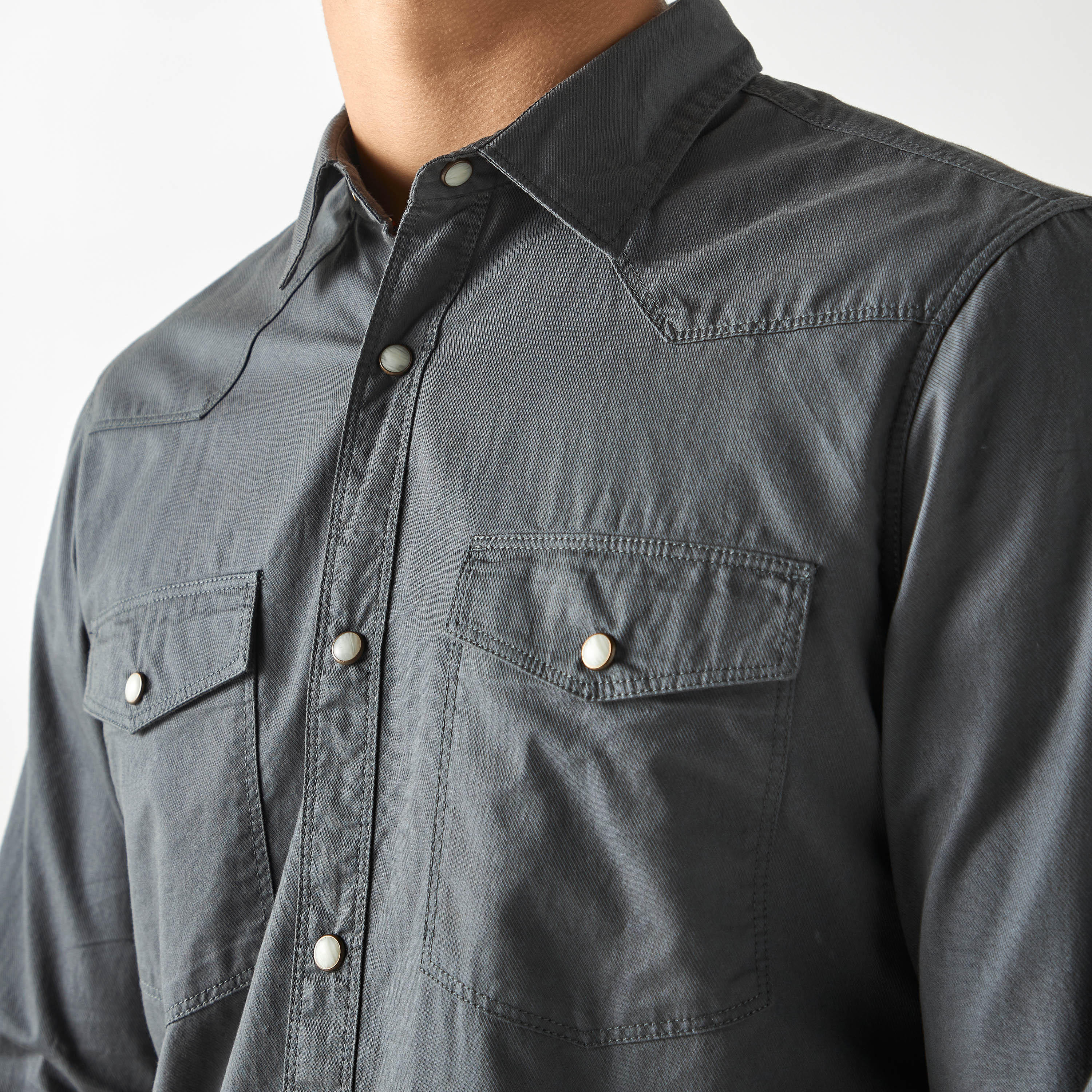 قميص بأكمام طويلة وجيوب من لي كوبر-men-clothing-shirts-image-1